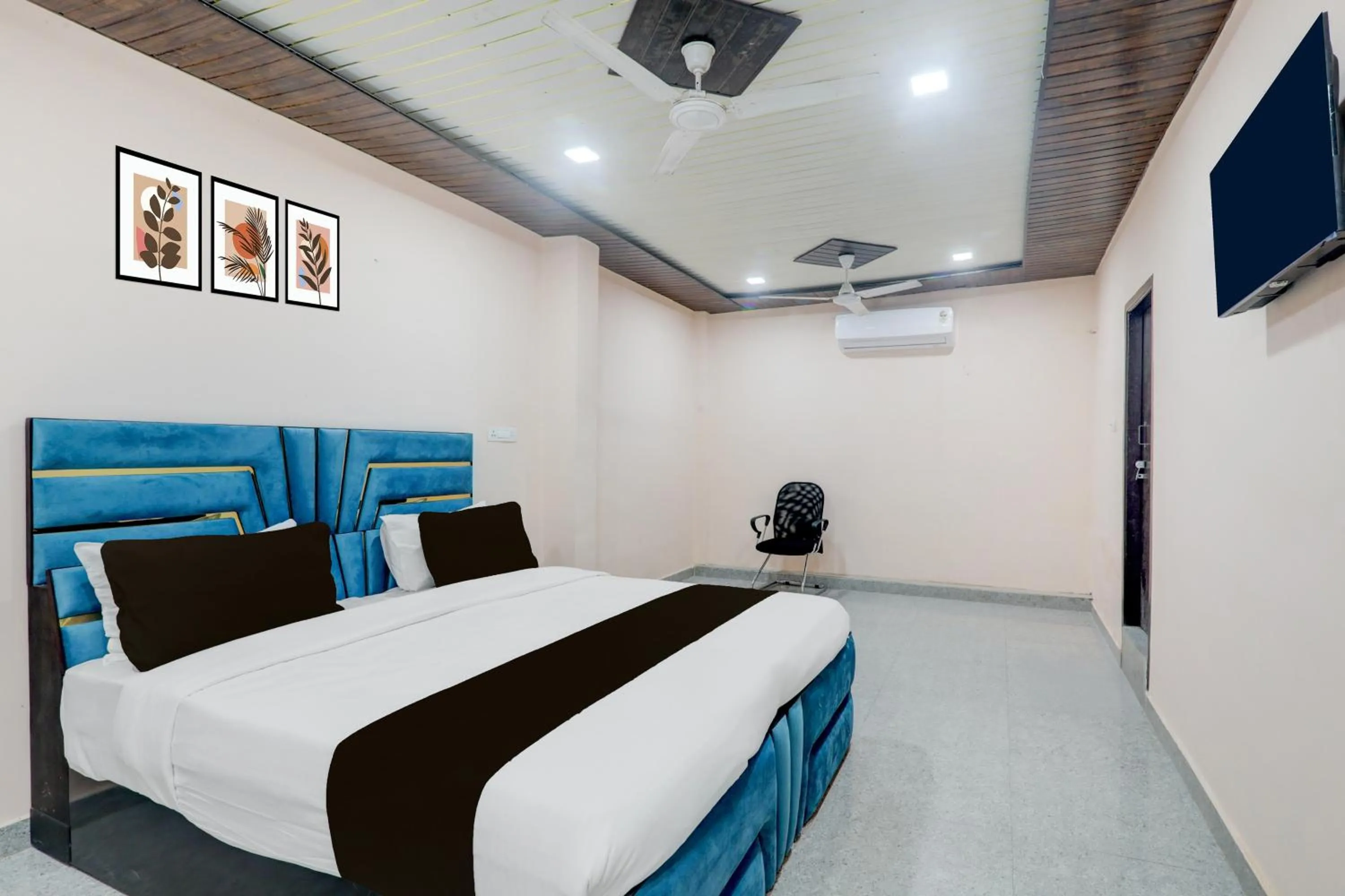 Bedroom, Bed in Super Hotel O Shri Buddheshwar Temple Lucknow