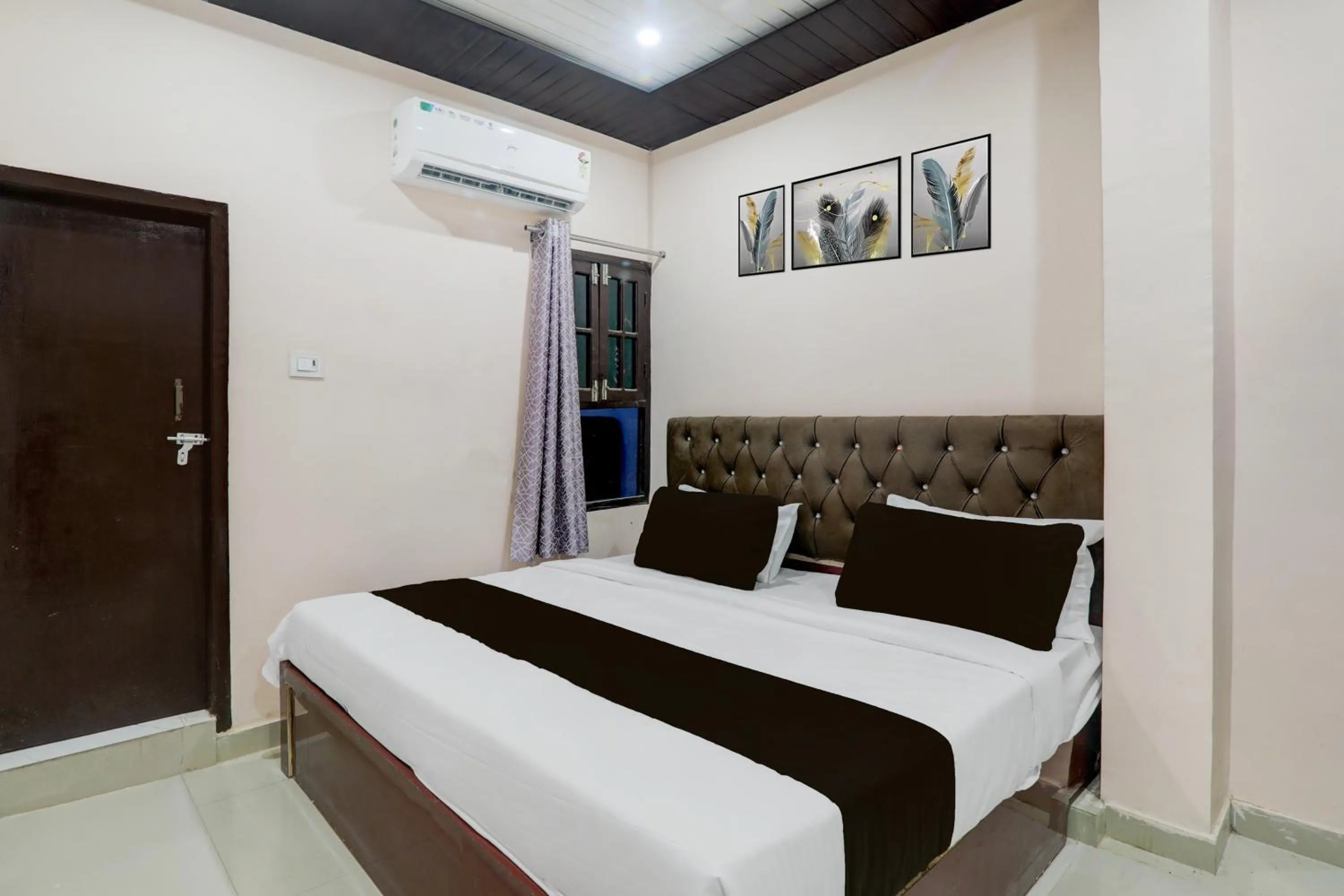 Bedroom, Bed in Super Hotel O Shri Buddheshwar Temple Lucknow