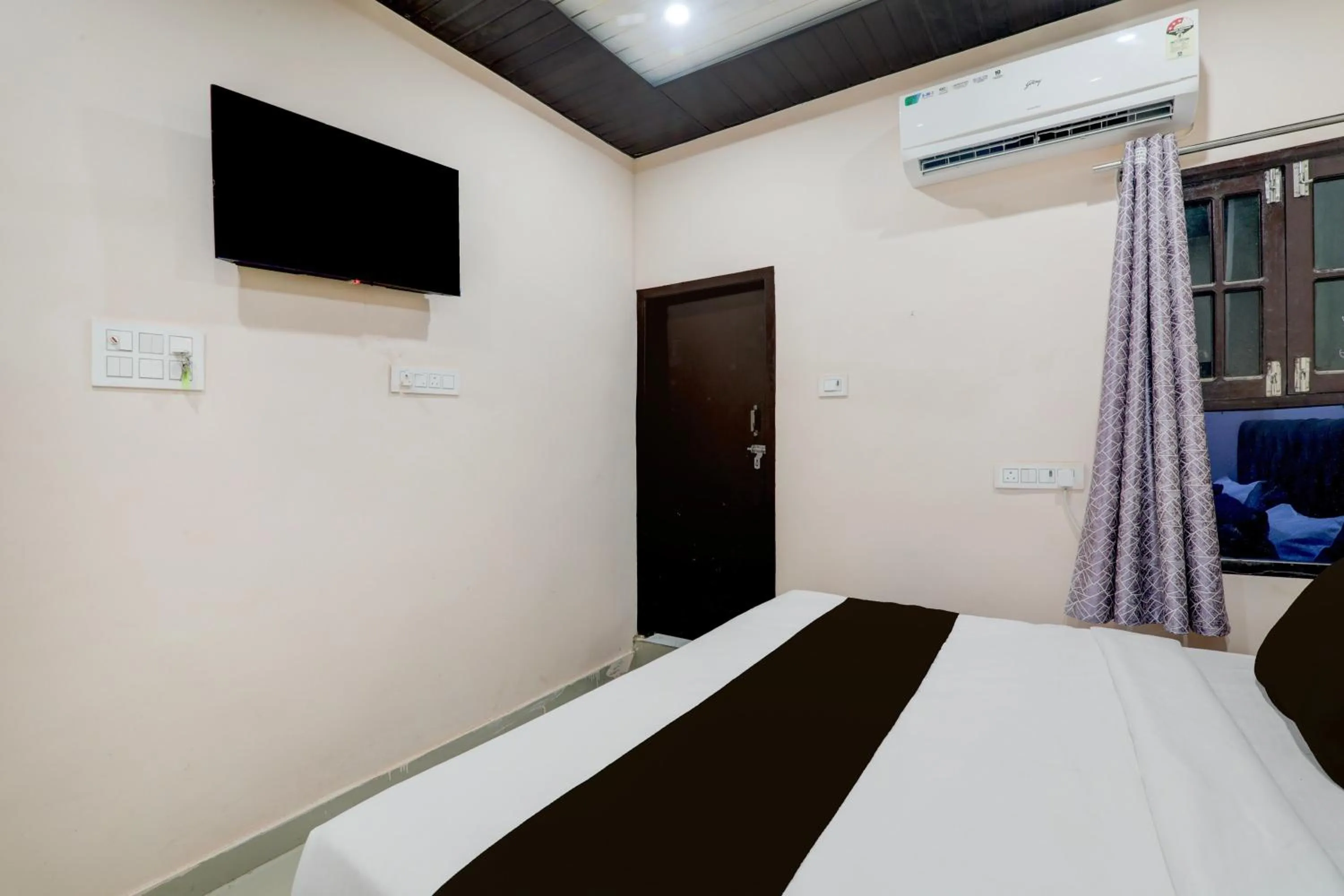 Bedroom, Bed in Super Hotel O Shri Buddheshwar Temple Lucknow