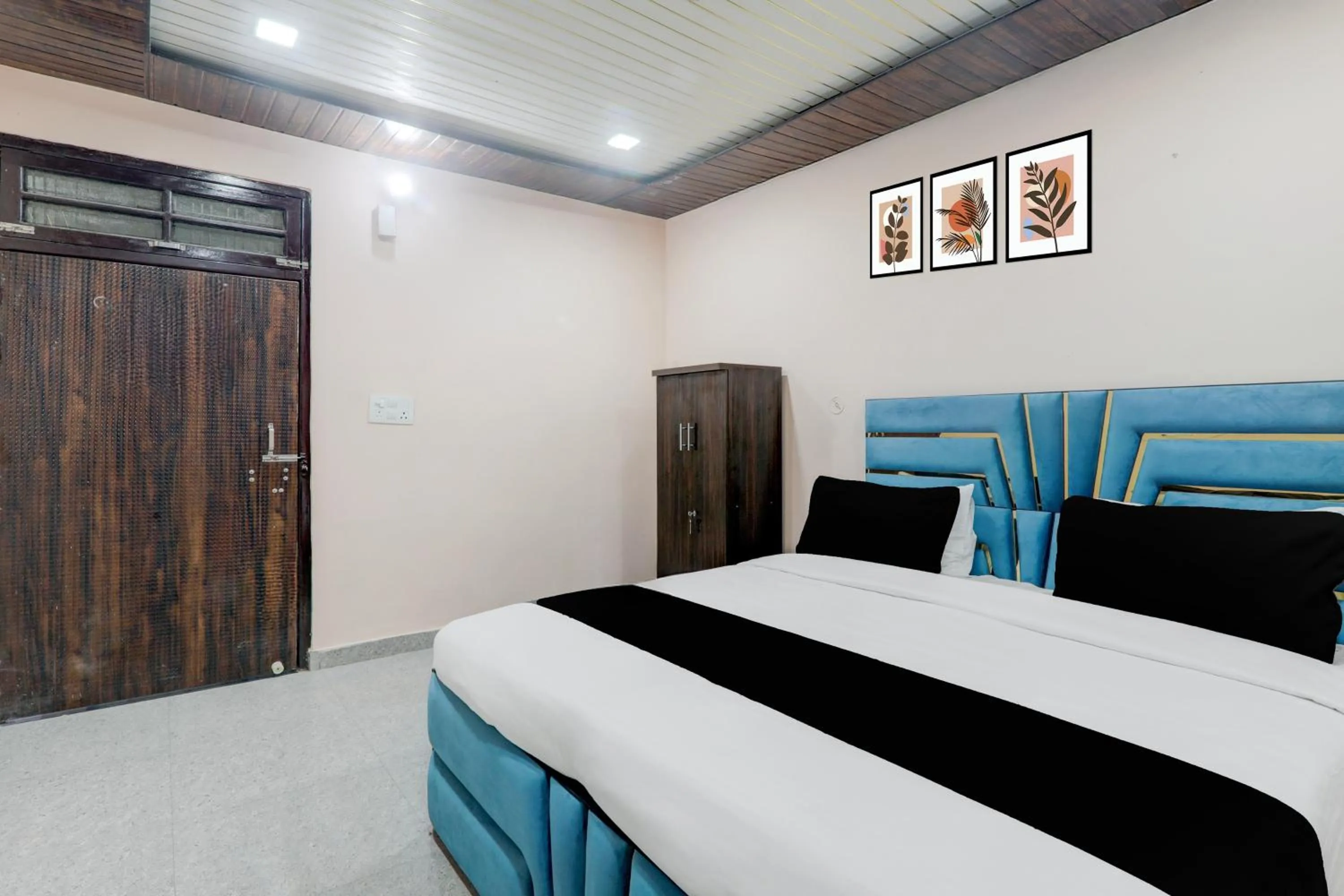 Bedroom, Bed in Super Hotel O Shri Buddheshwar Temple Lucknow