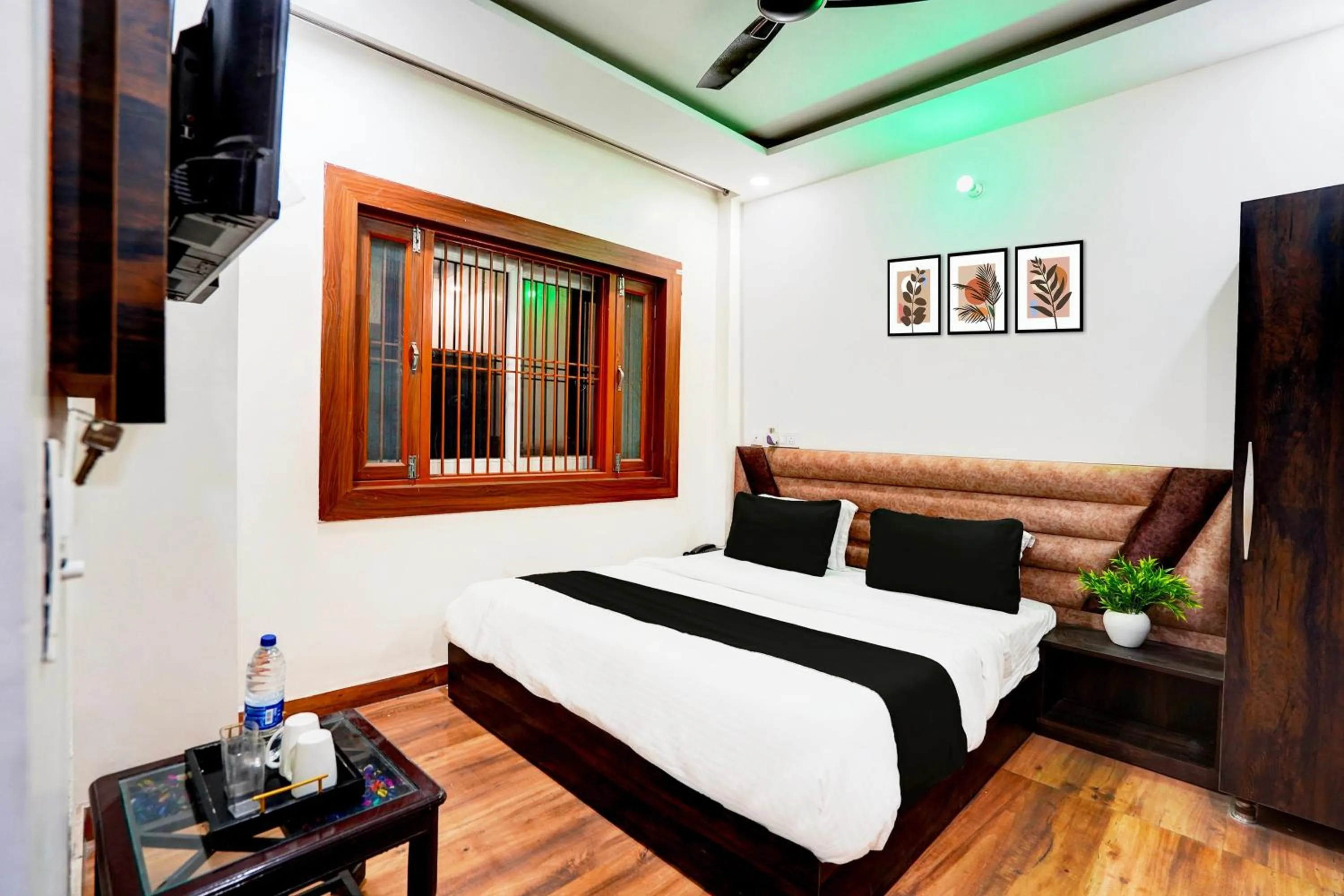 Bedroom in HOTEL O BONJOUR .INN NEAR CROWN PLAZA