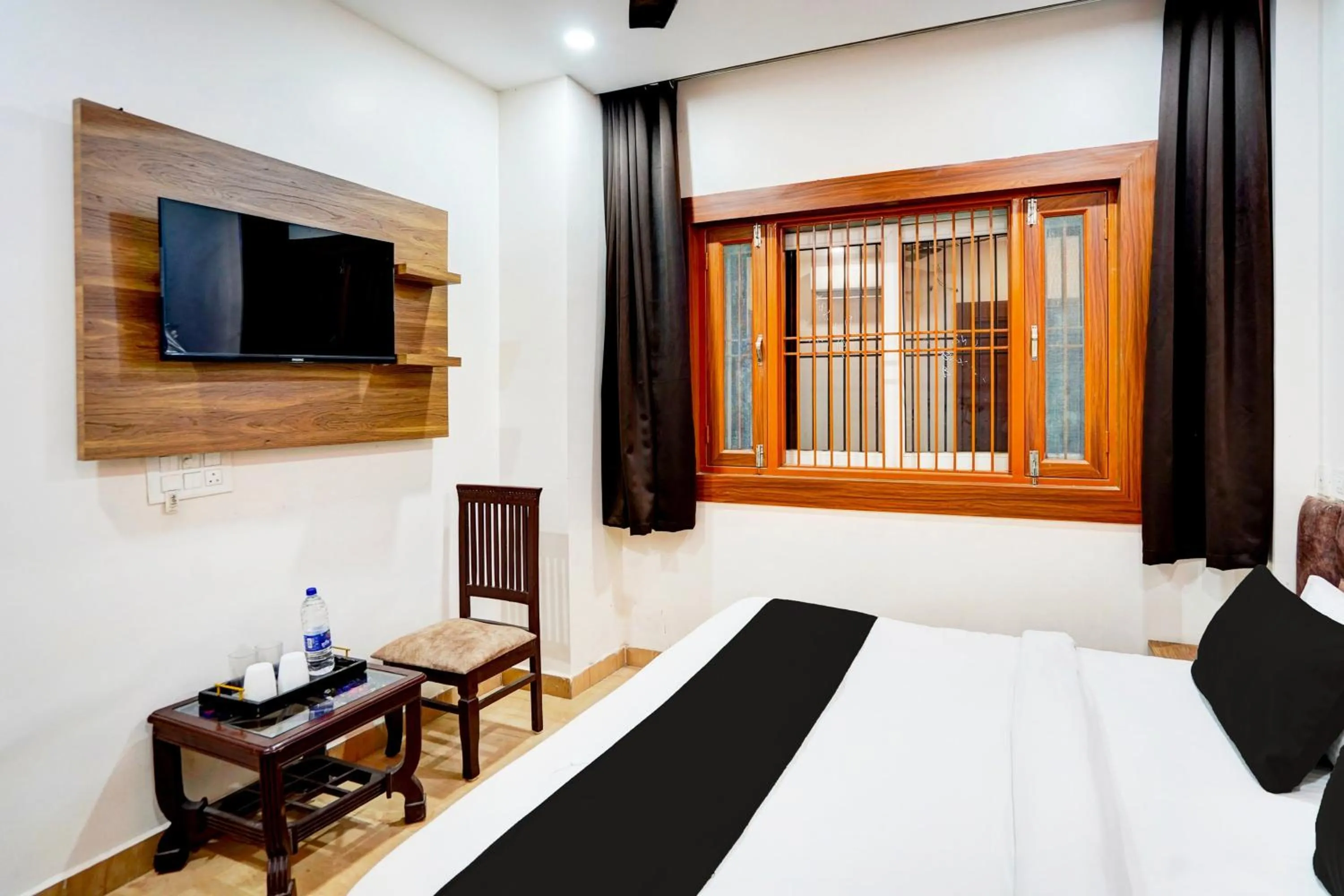 Bedroom in HOTEL O BONJOUR .INN NEAR CROWN PLAZA