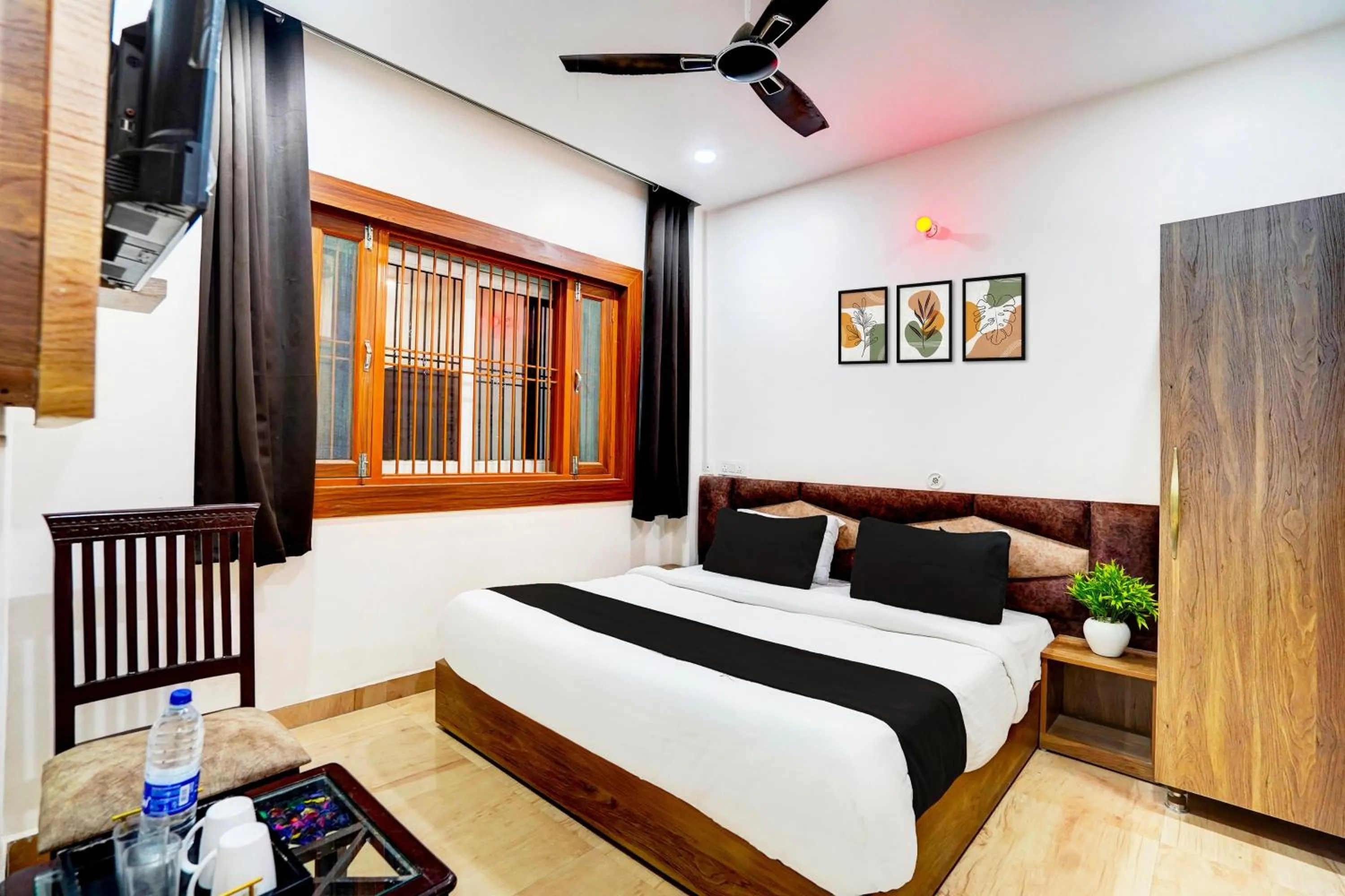 Bedroom in HOTEL O BONJOUR .INN NEAR CROWN PLAZA