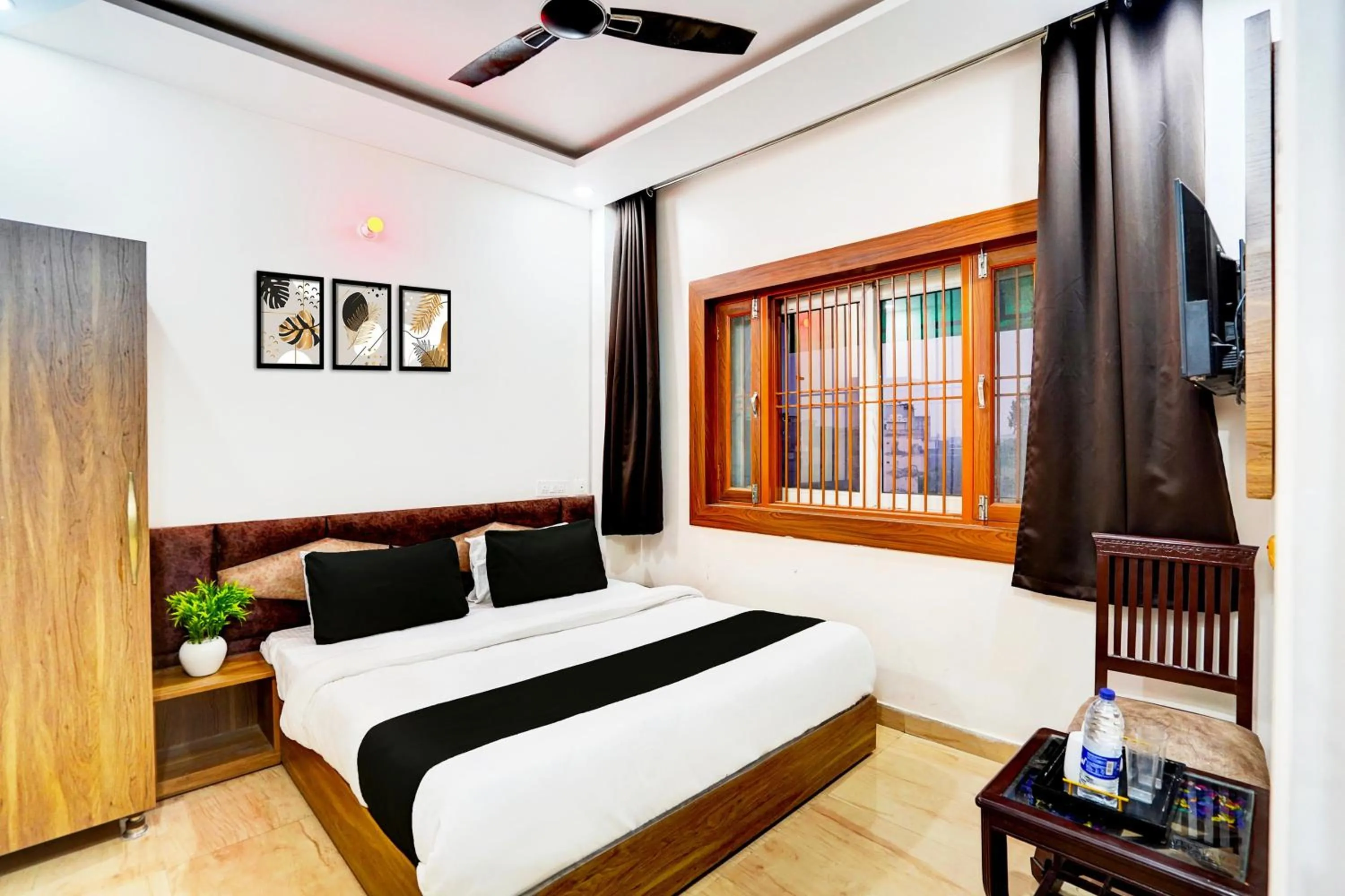 Bedroom in HOTEL O BONJOUR .INN NEAR CROWN PLAZA