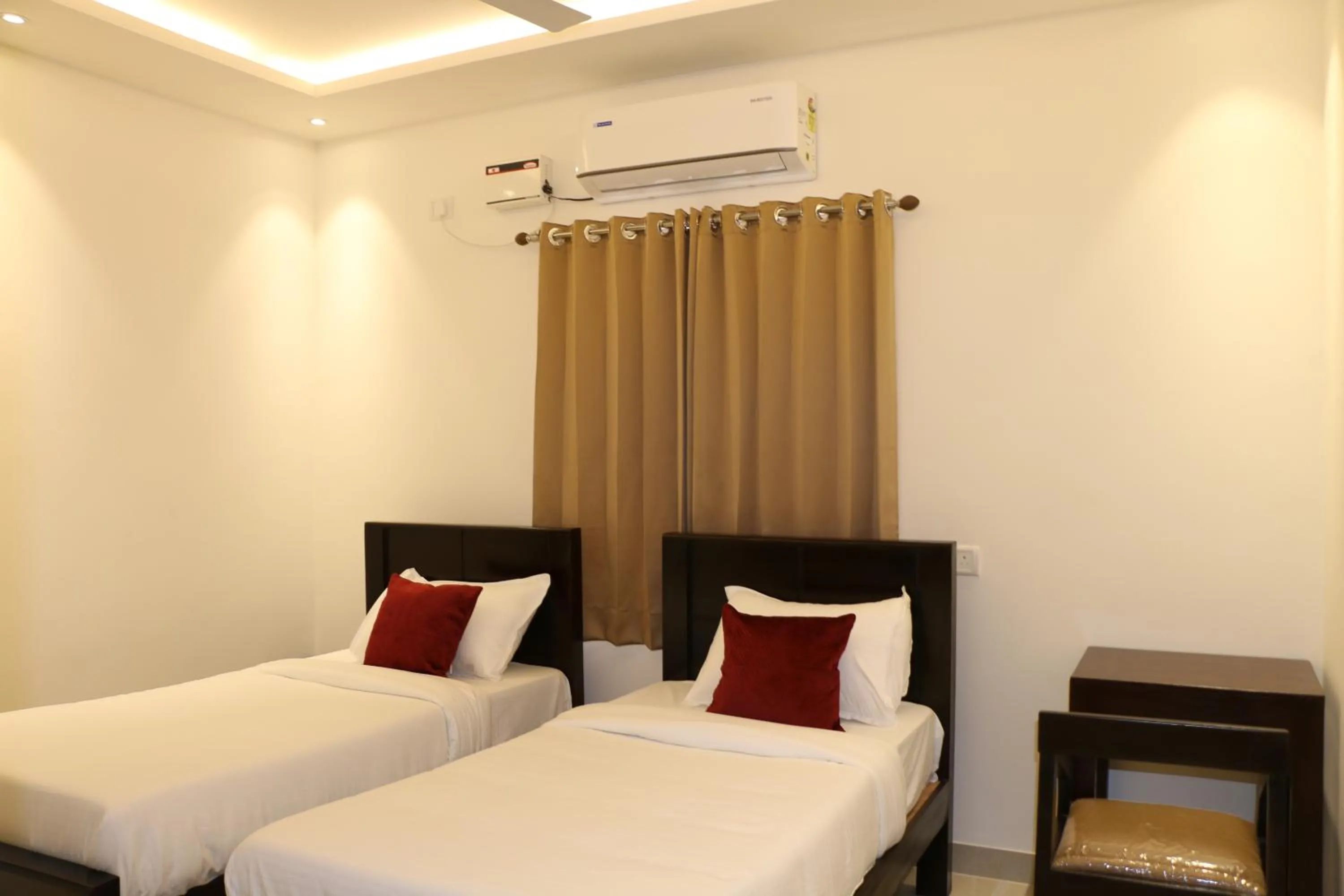 Bedroom, Bed in Vibha by Sri Lakshmi Homes