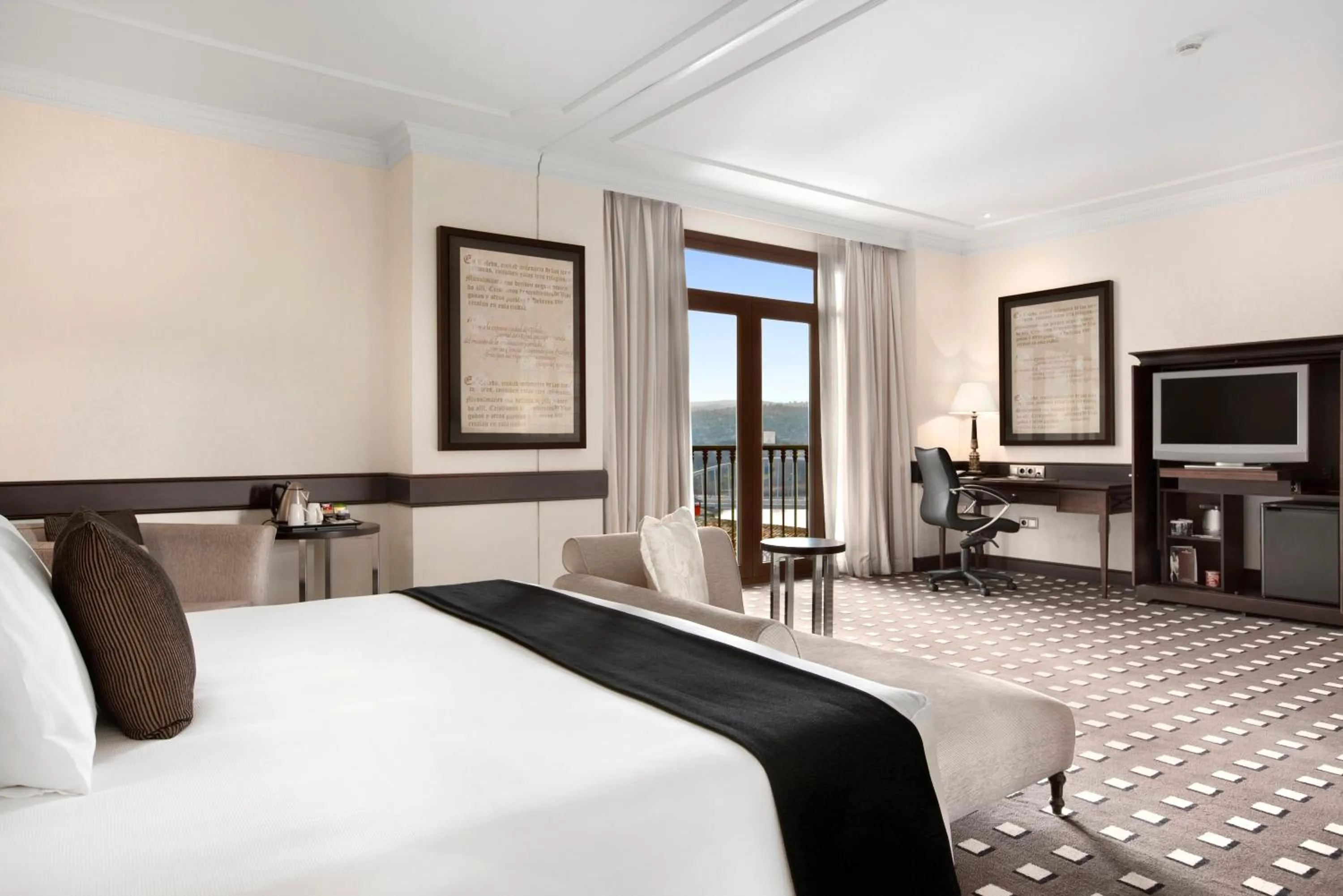 Photo of the whole room, Bed in Eurostars Palacio Buenavista