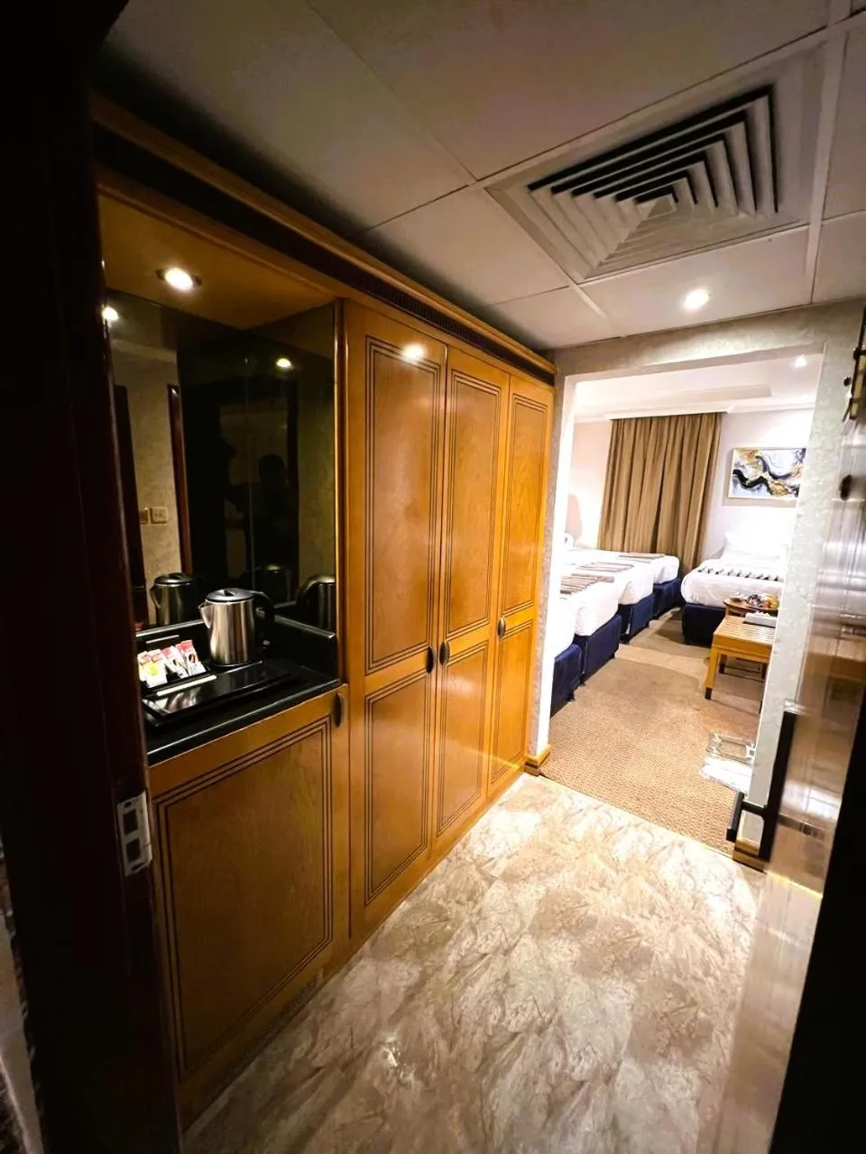 Kitchen or kitchenette, Bed in Maysan Al Maqam Hotel