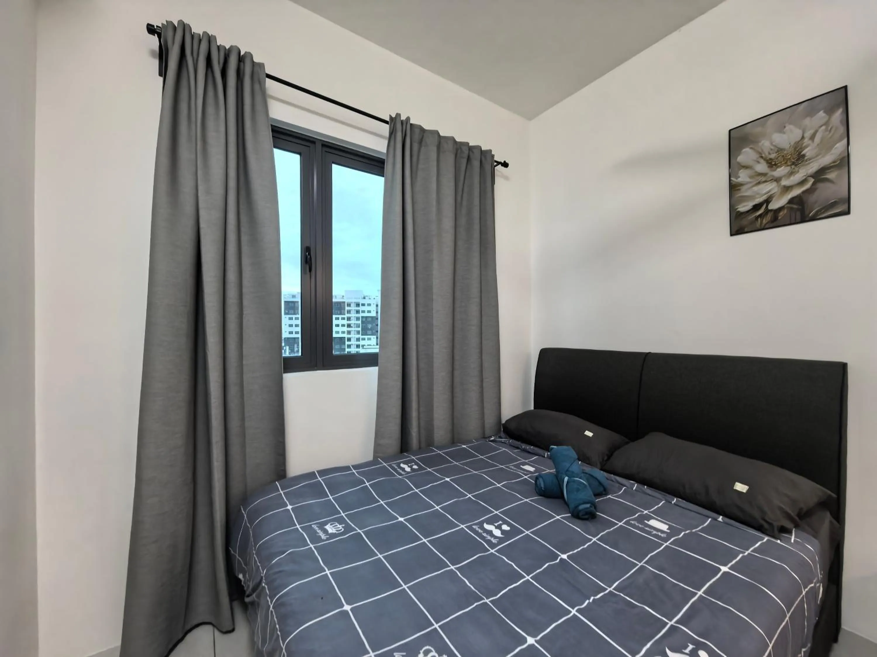 Bed in Bahagia Family House in Meritus