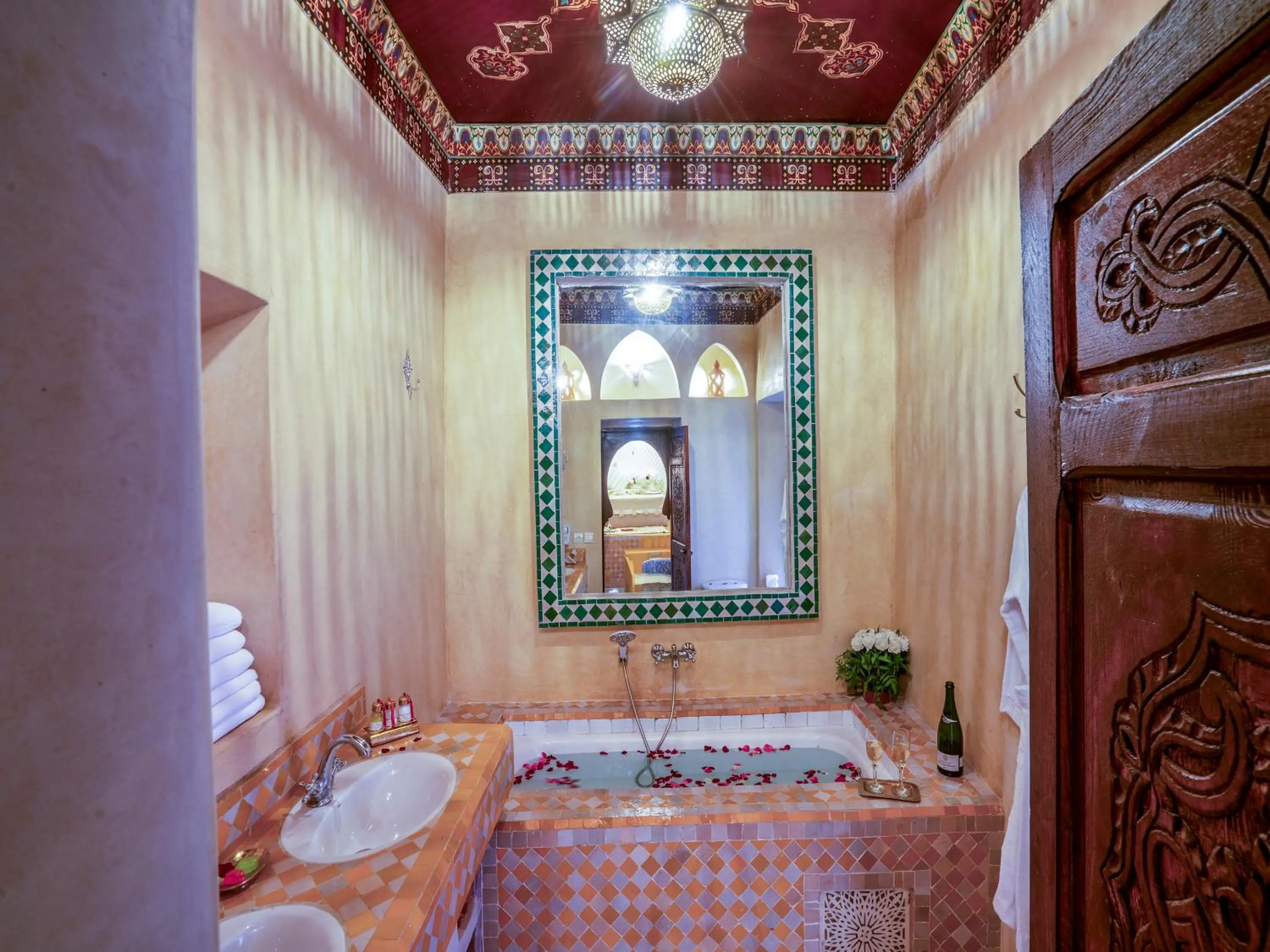 Bathroom, Bed in Riad Yalla habibi