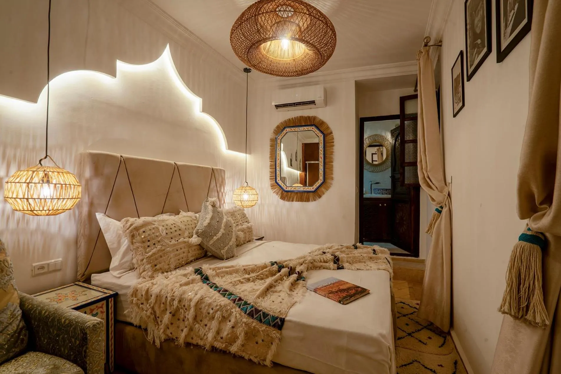 Photo of the whole room, Bed in Riad Yalla habibi