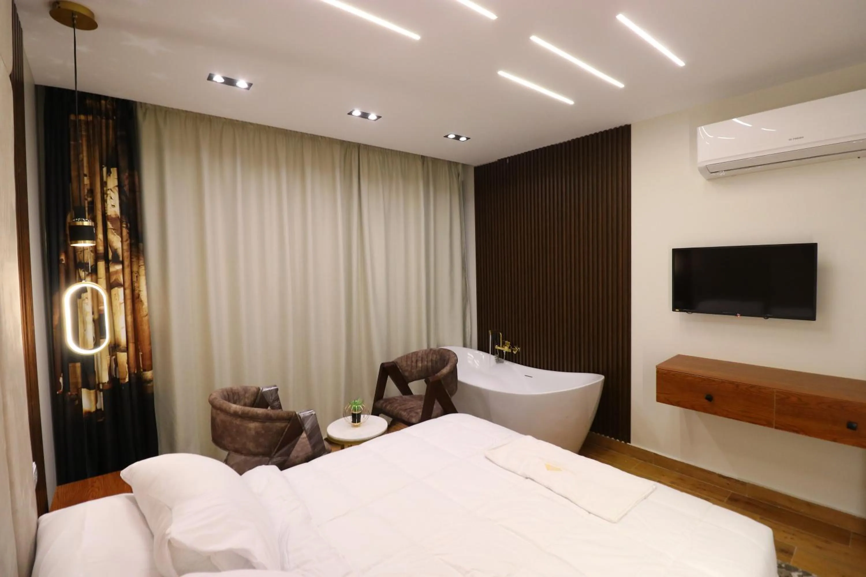 Photo of the whole room, Bed in Pyramids Skyline Hotel Cairo