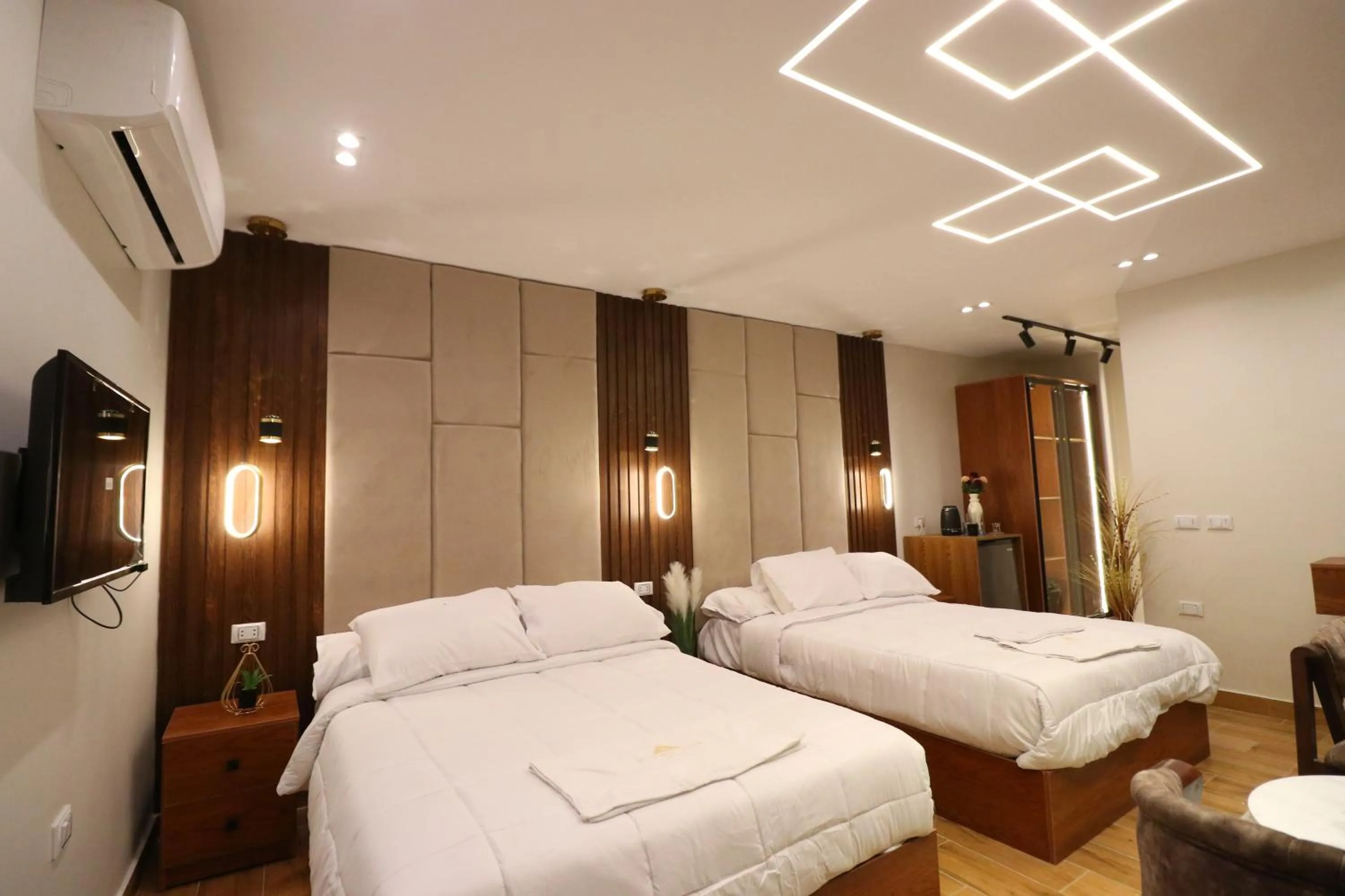 Photo of the whole room, Bed in Pyramids Skyline Hotel Cairo