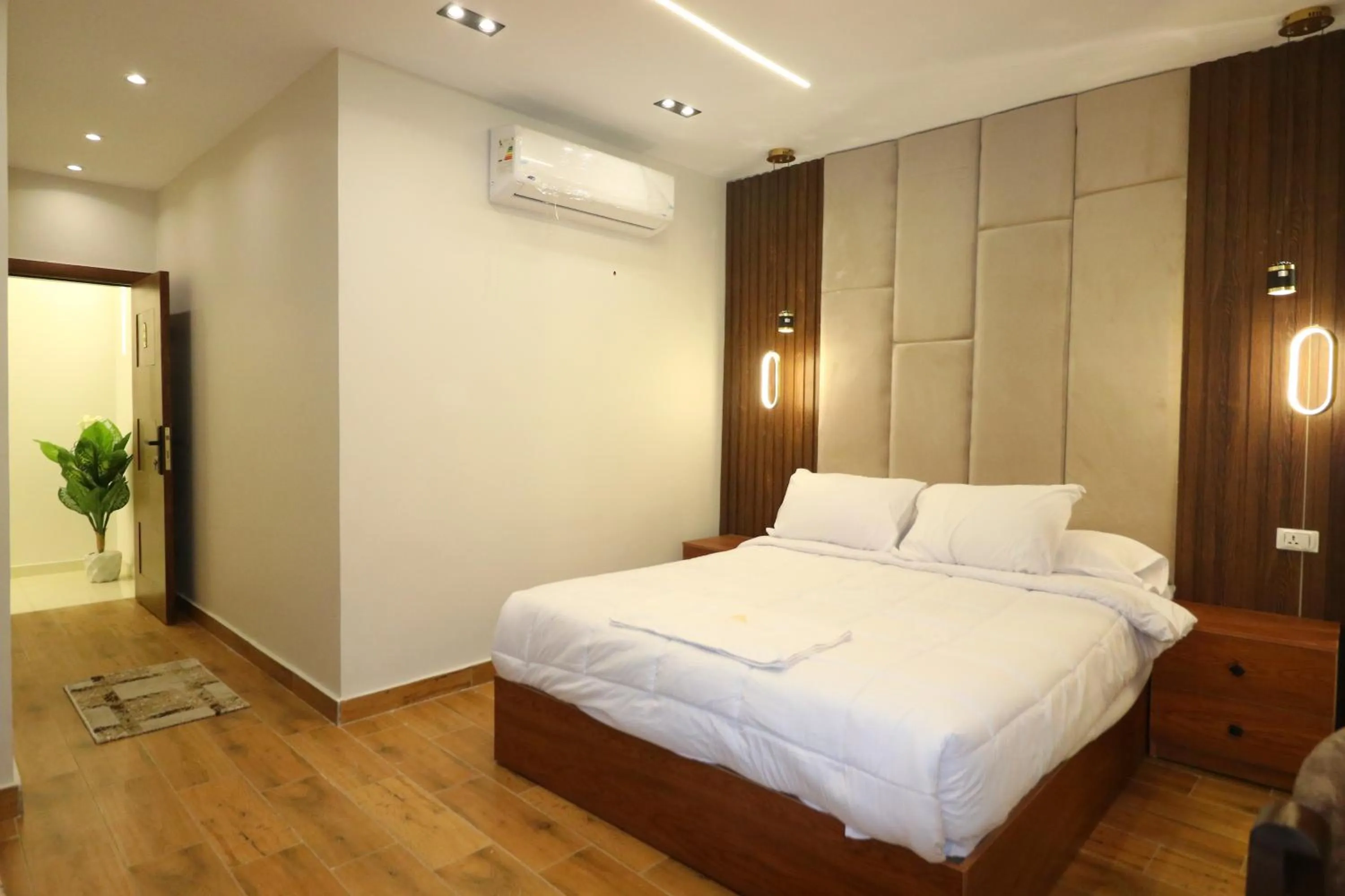 Photo of the whole room, Bed in Pyramids Skyline Hotel Cairo