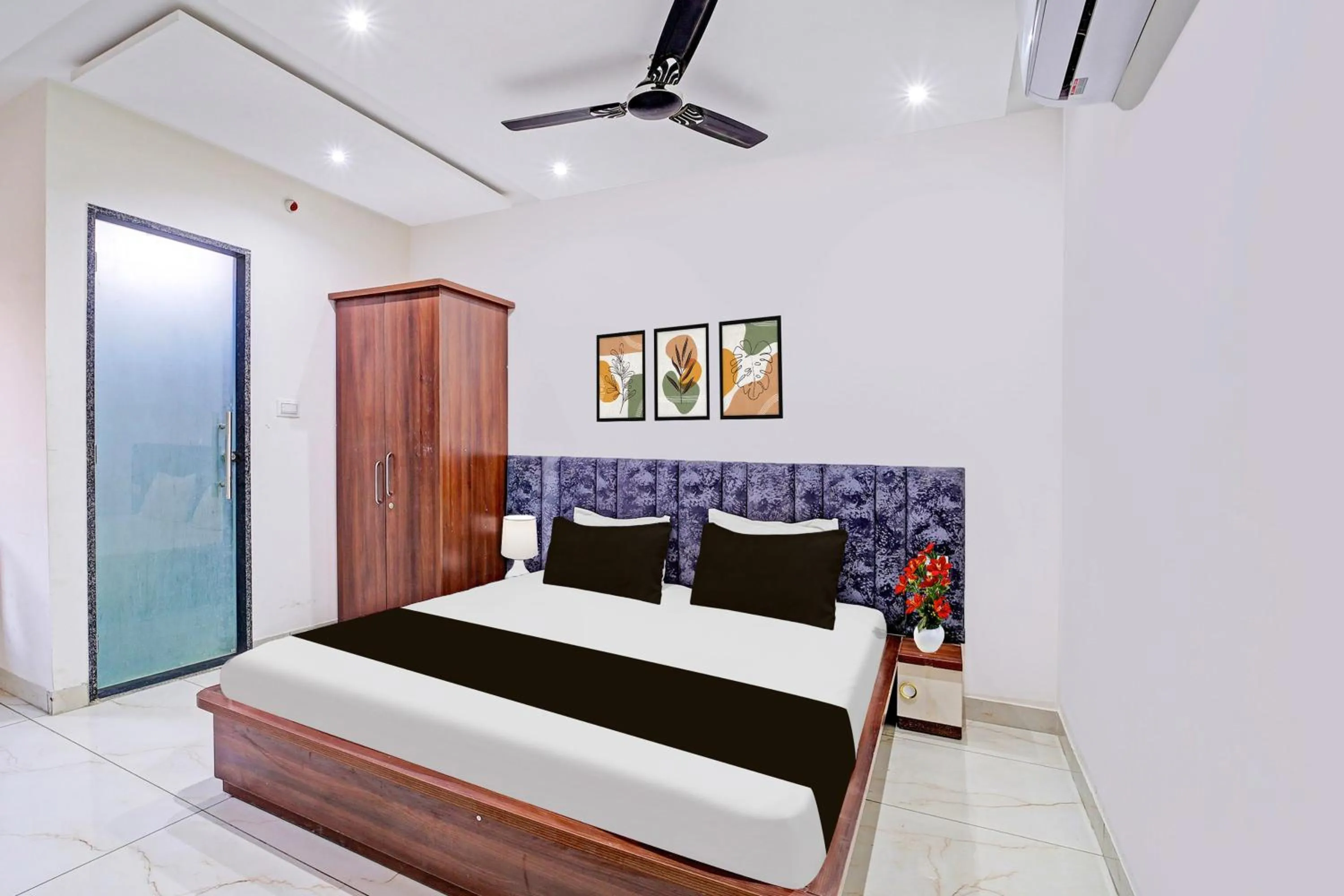 Bedroom, Bed in Super Townhouse LIG Main Road Indore