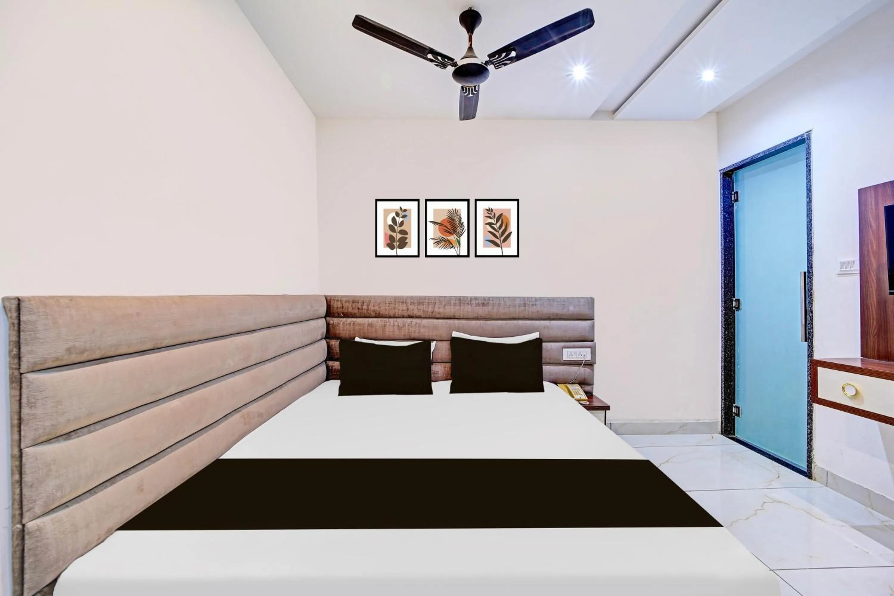 Bedroom, Bed in Super Townhouse LIG Main Road Indore