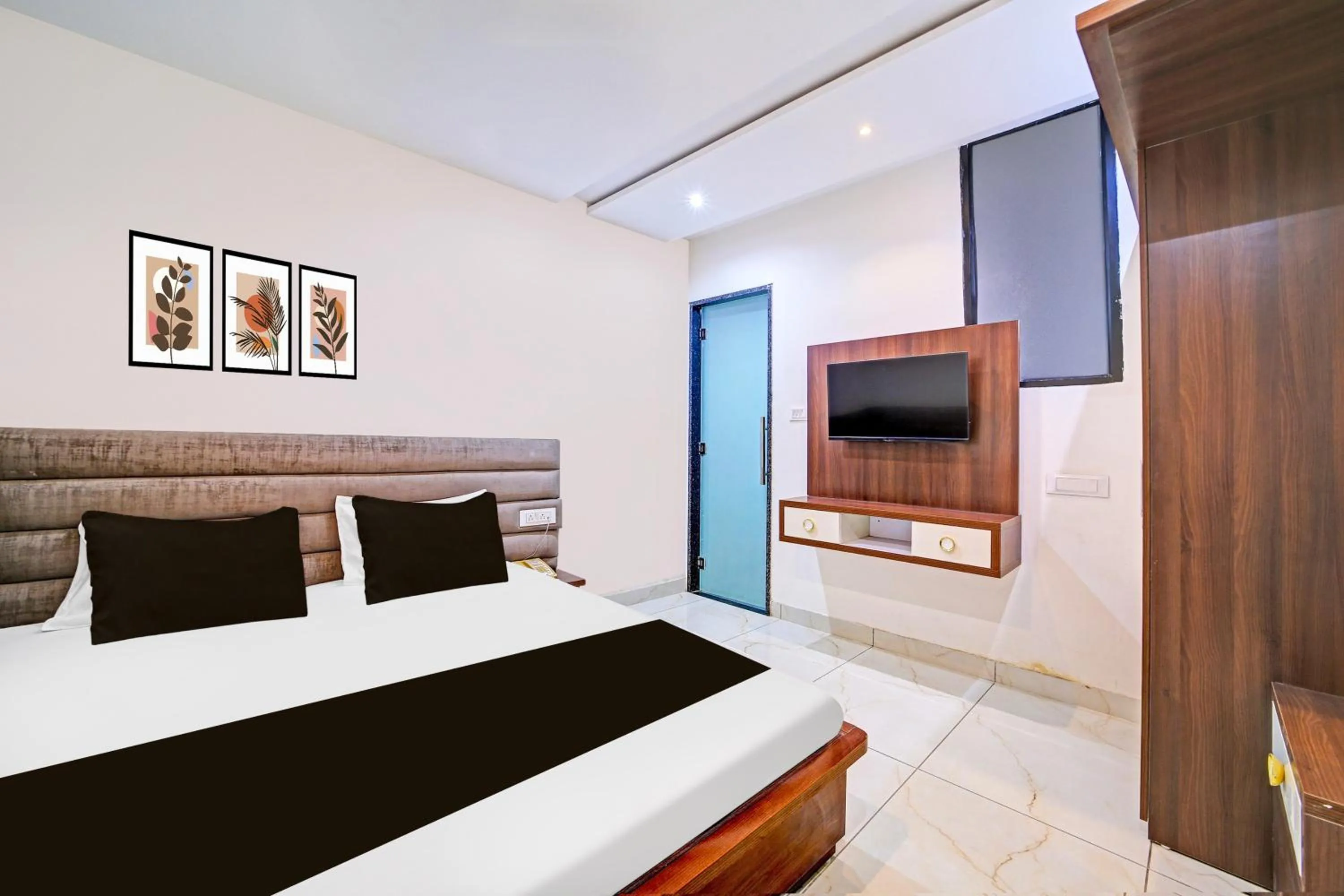 Bedroom, Bed in Super Townhouse LIG Main Road Indore