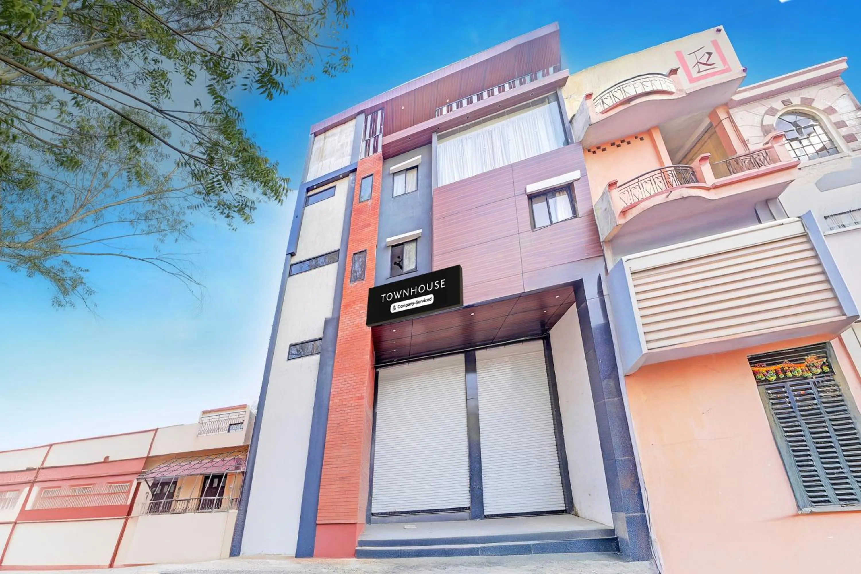 Facade/entrance in Super Townhouse LIG Main Road Indore