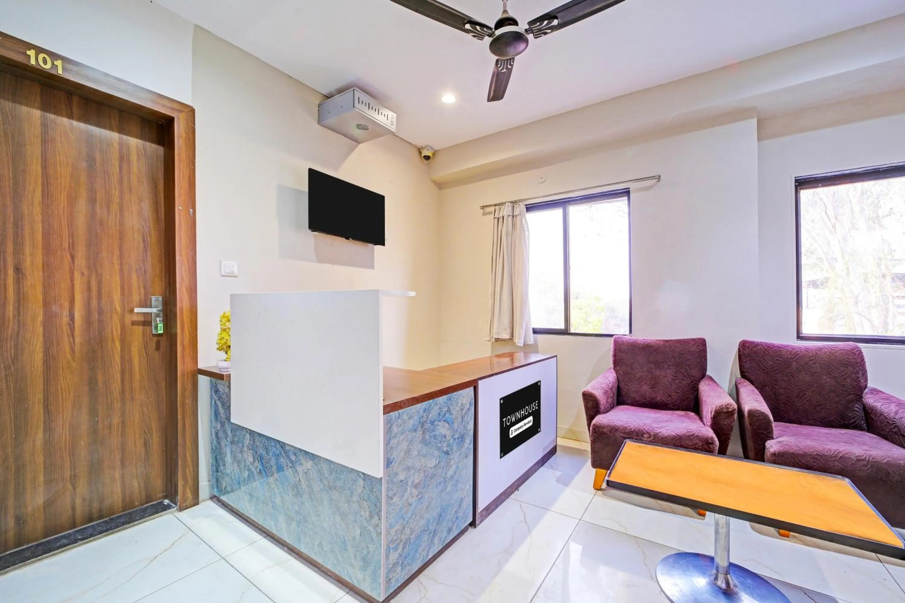 Lobby or reception in Super Townhouse LIG Main Road Indore