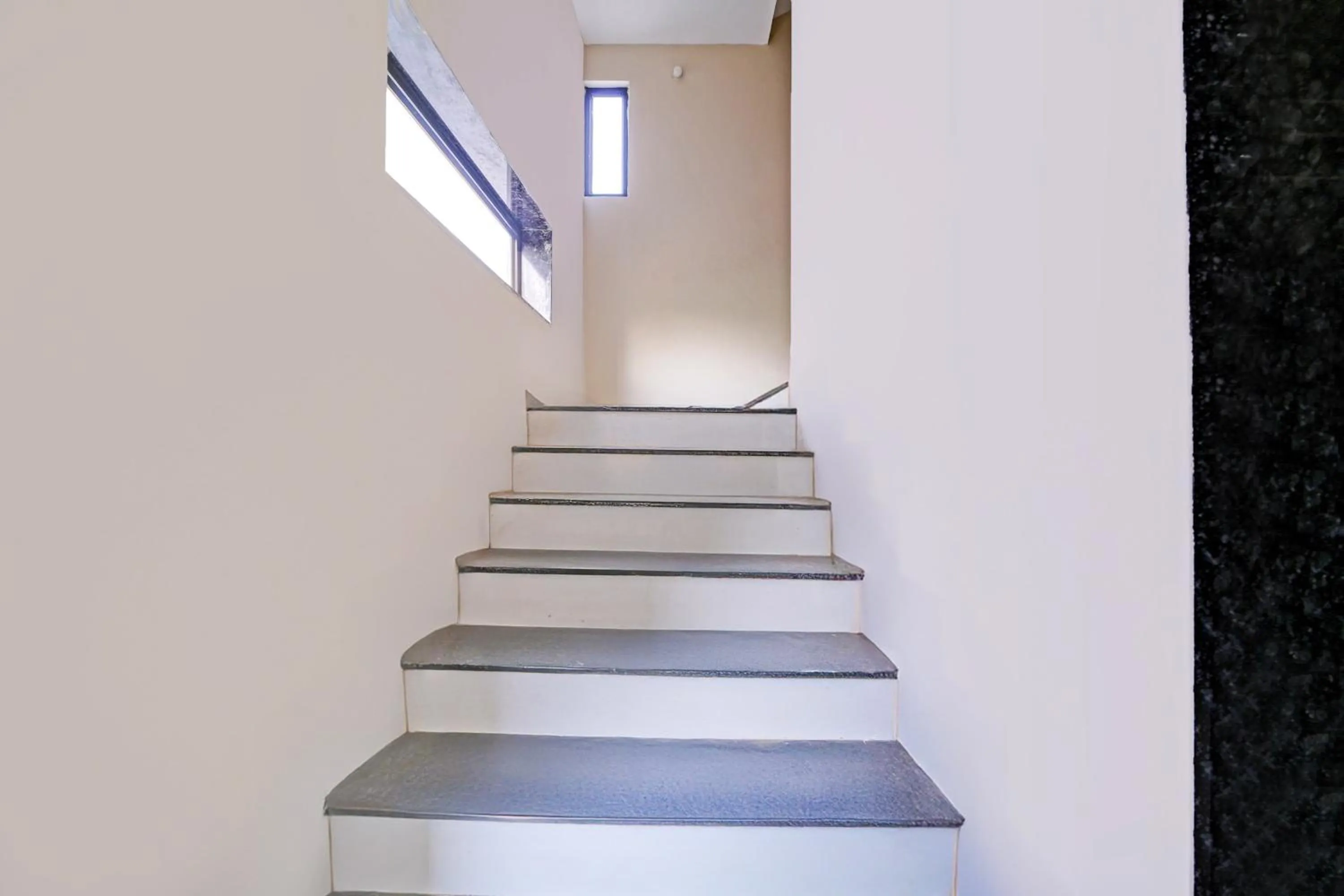 Lobby or reception in Super Townhouse LIG Main Road Indore