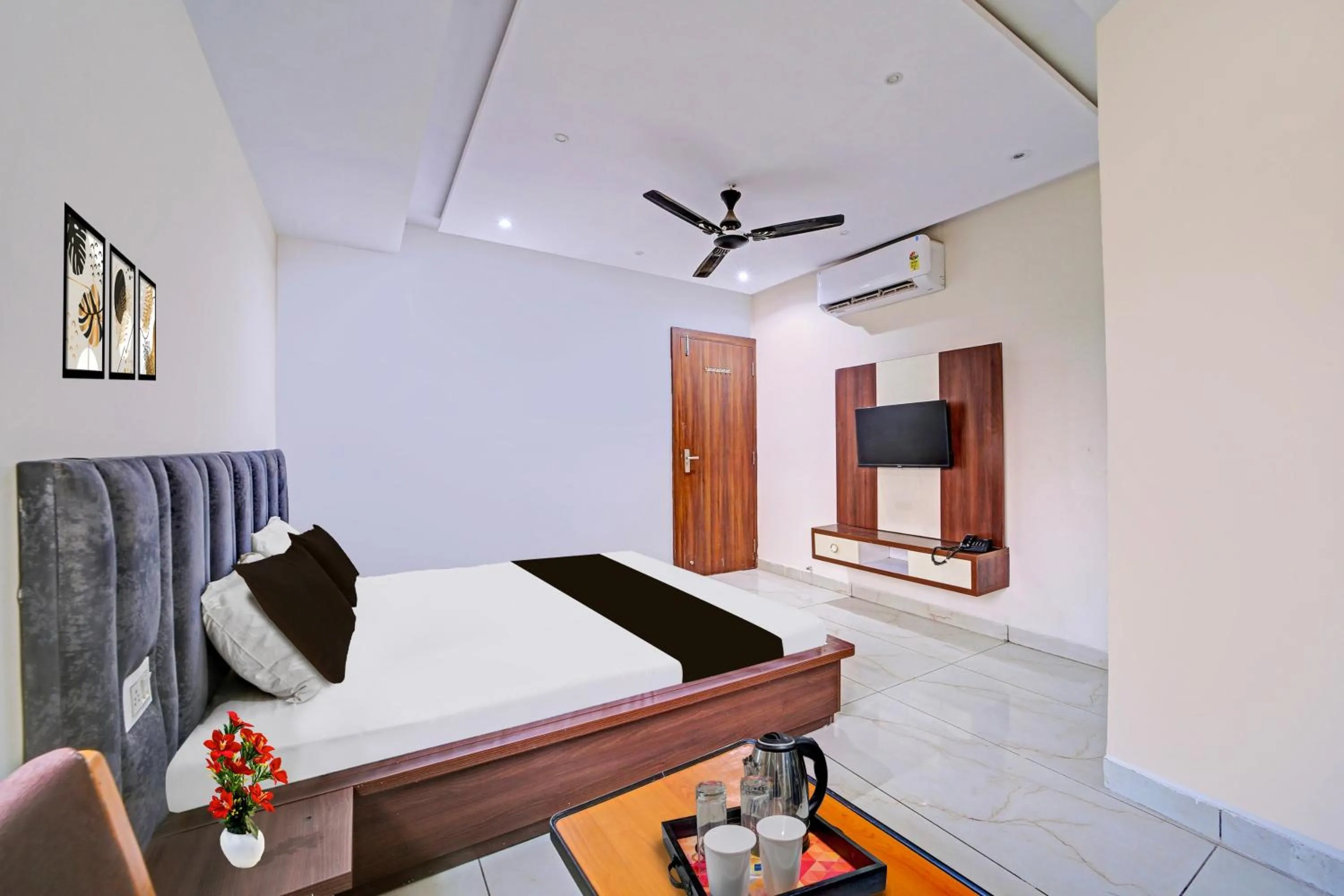 Bedroom, Bed in Super Townhouse LIG Main Road Indore
