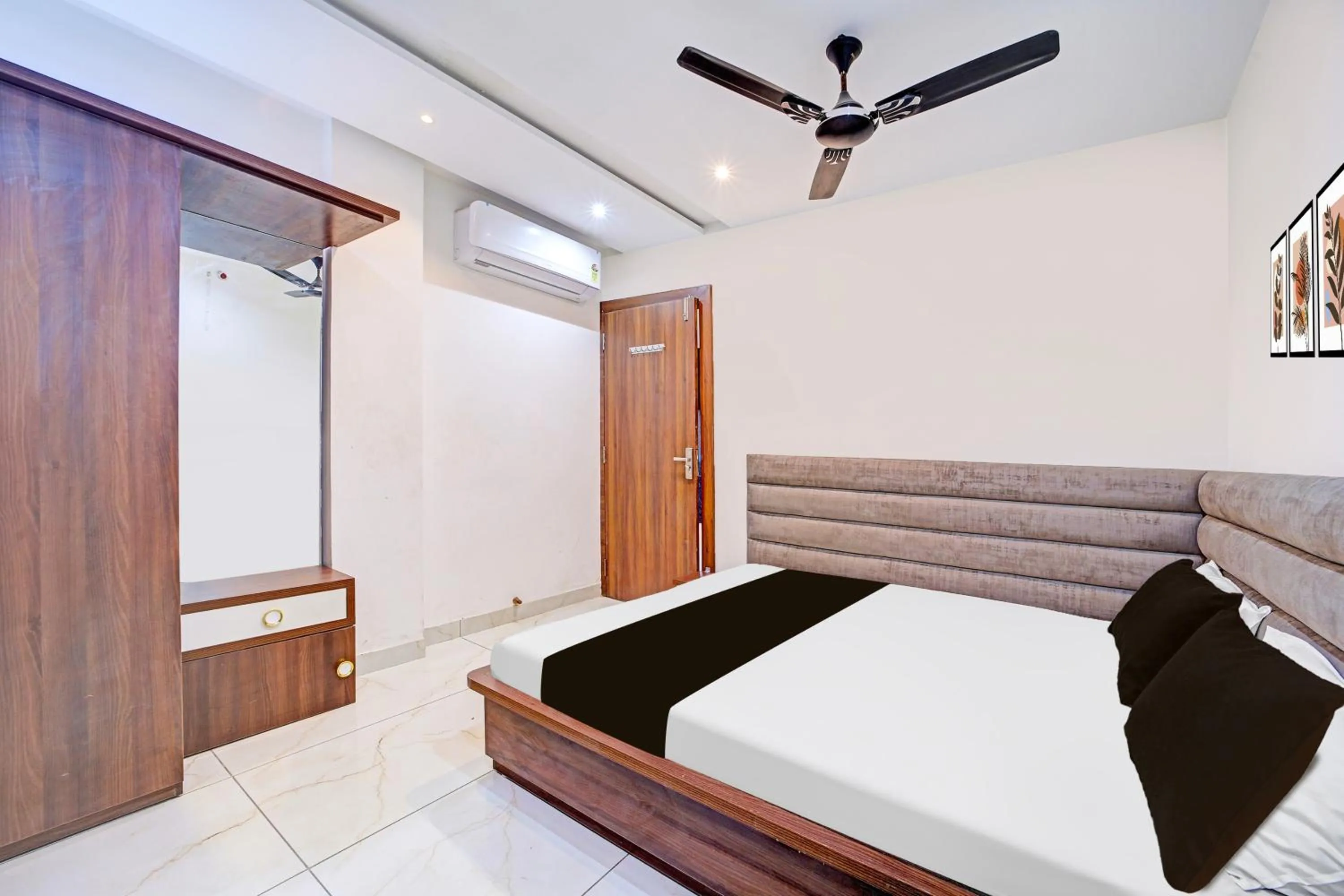 Bedroom, Bed in Super Townhouse LIG Main Road Indore