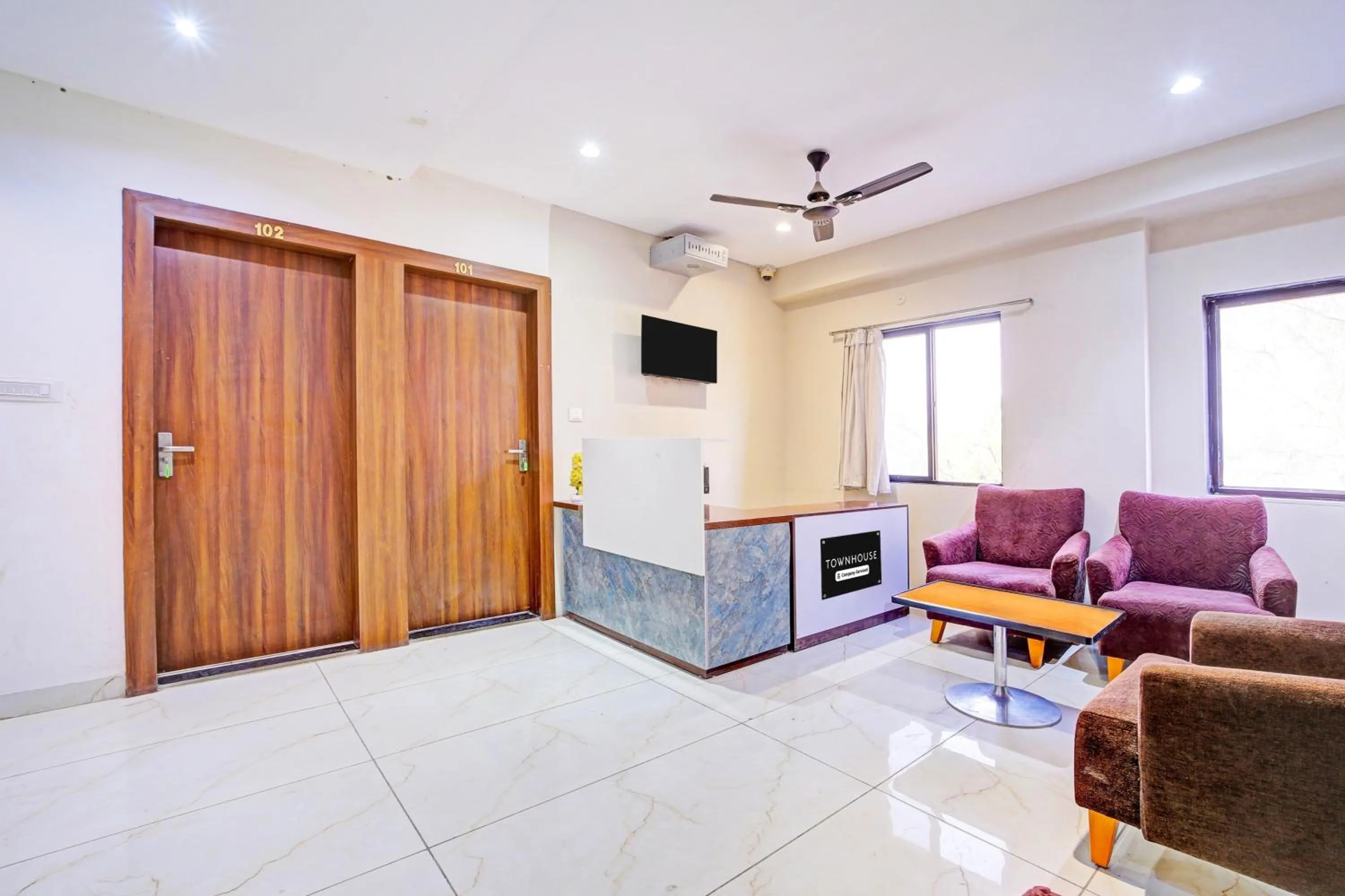 Lobby or reception in Super Townhouse LIG Main Road Indore