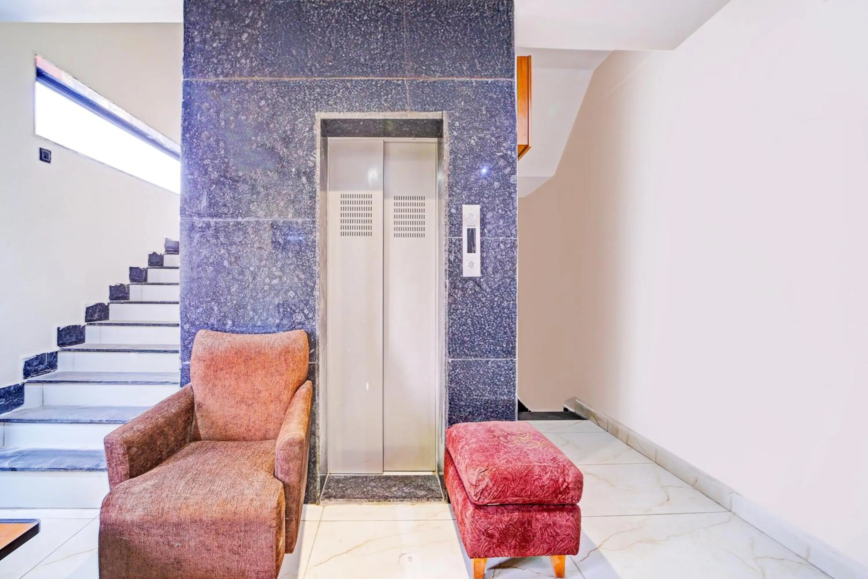 Lobby or reception in Super Townhouse LIG Main Road Indore