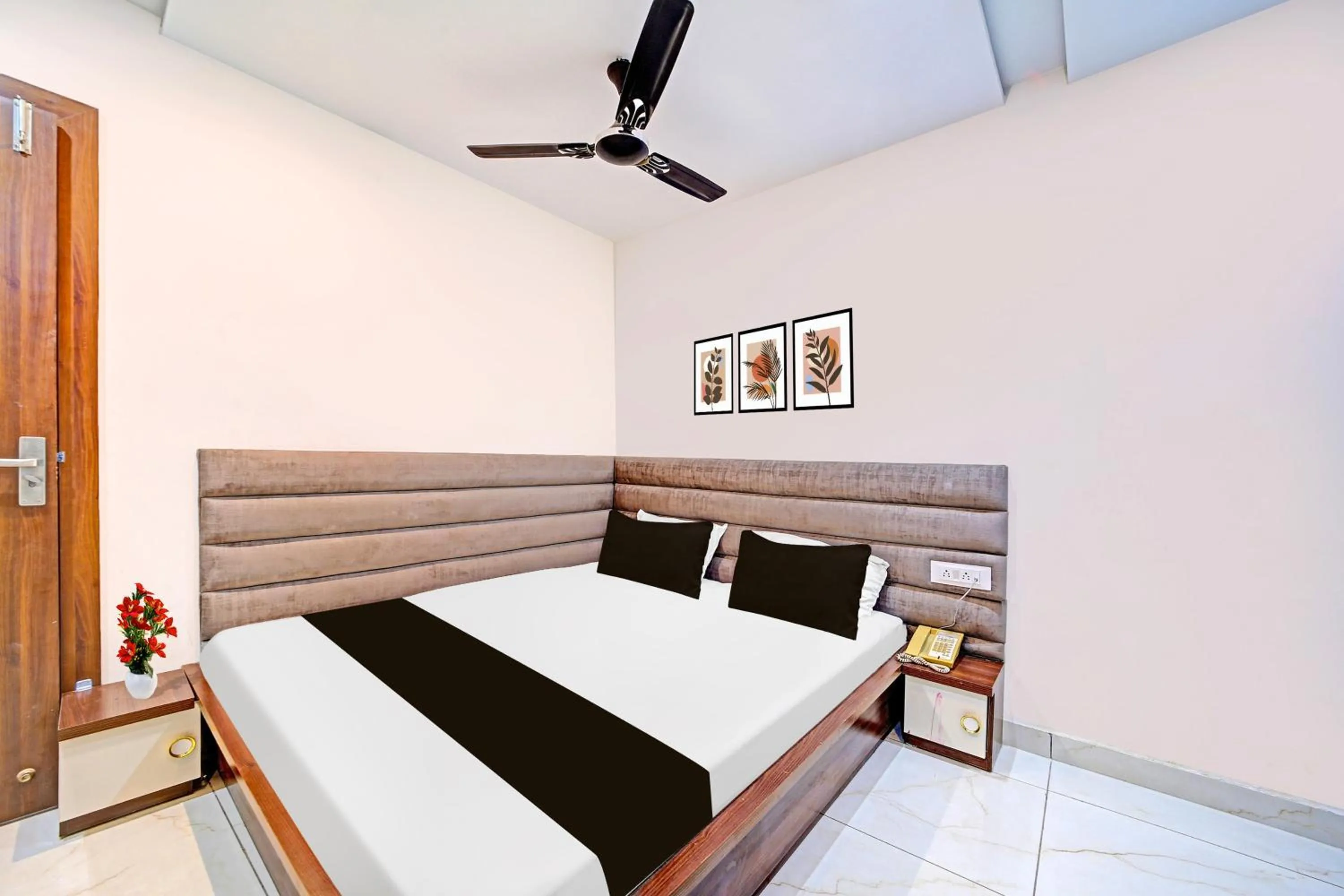 Bedroom, Bed in Super Townhouse LIG Main Road Indore