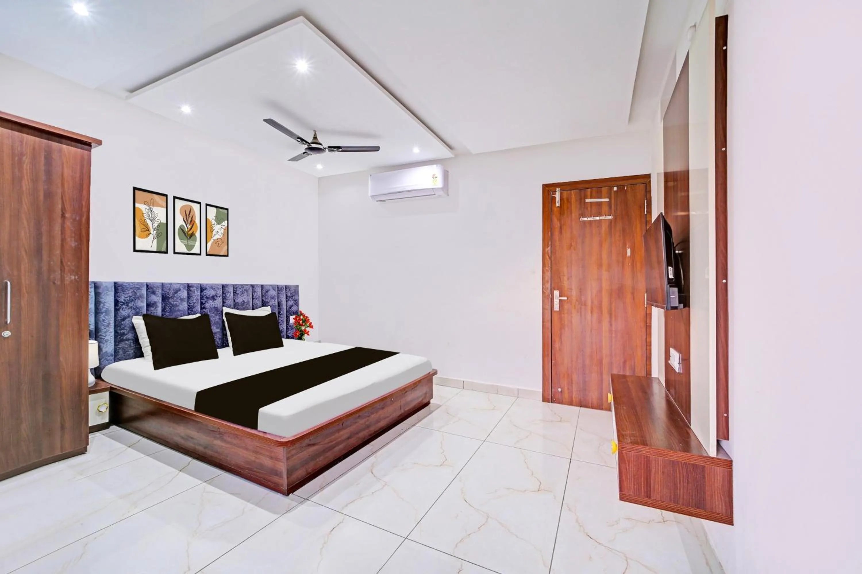 Bedroom, Bed in Super Townhouse LIG Main Road Indore