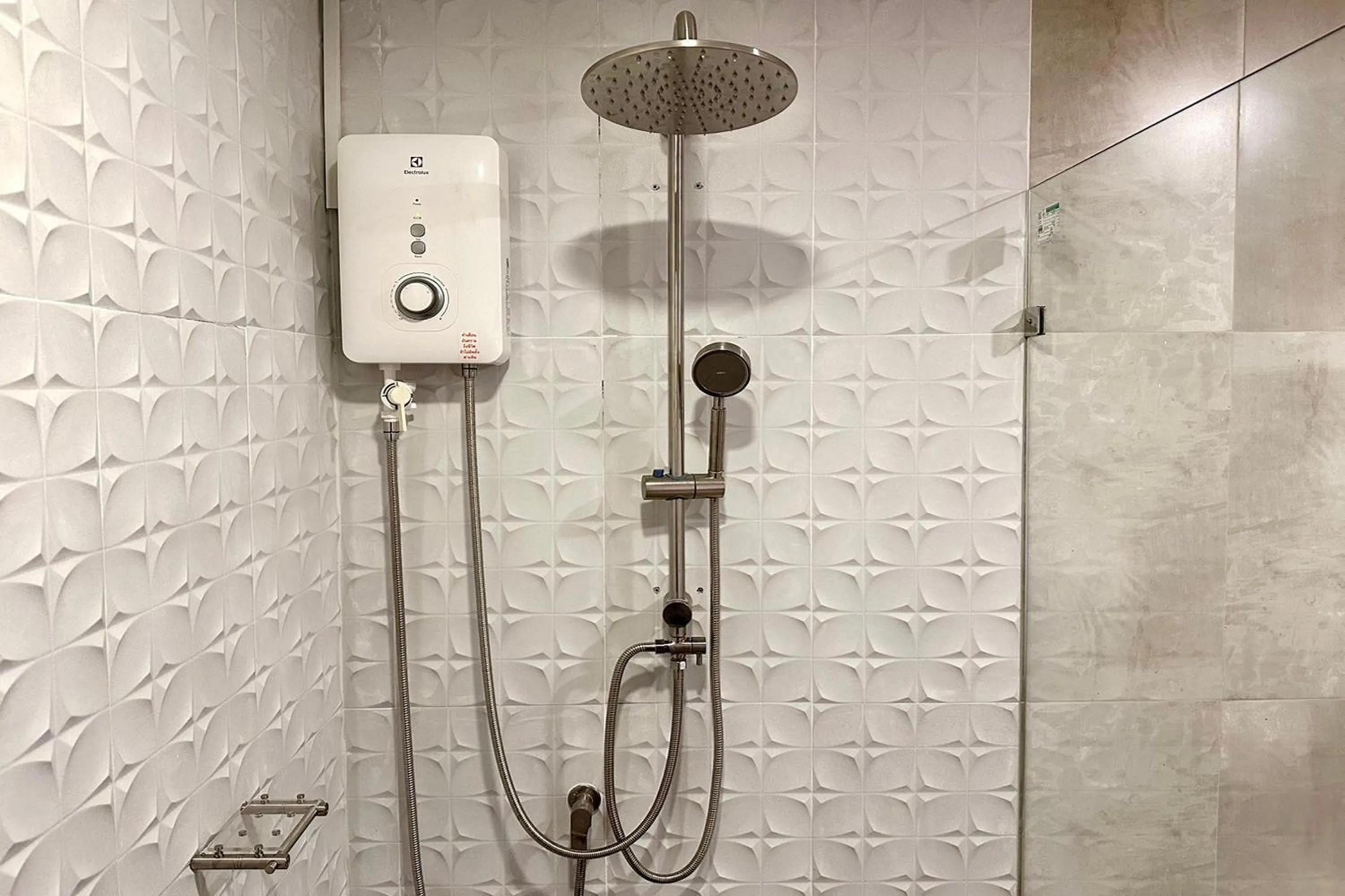 Shower in Nuan Nil Secret Courtyard