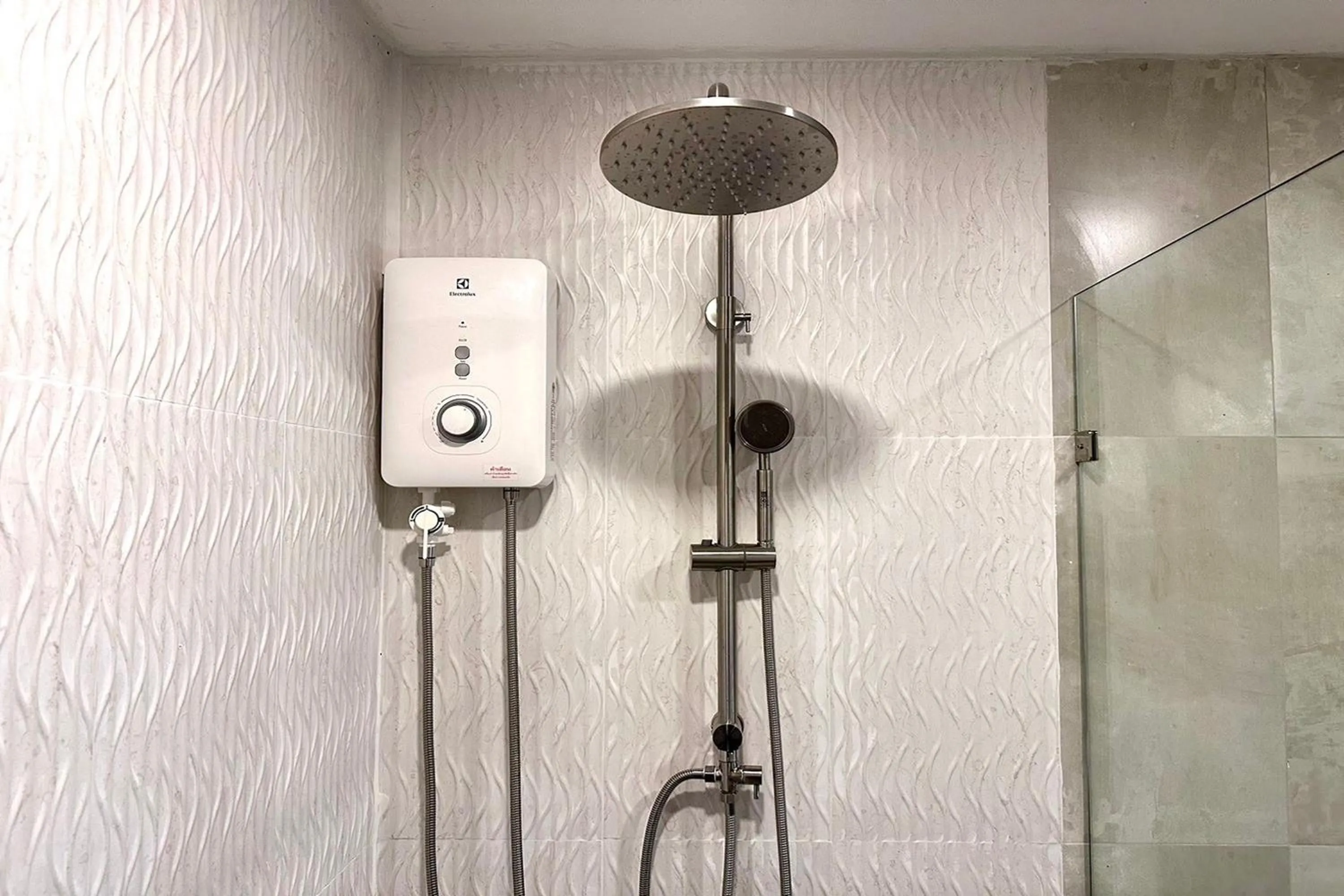 Shower in Nuan Nil Secret Courtyard