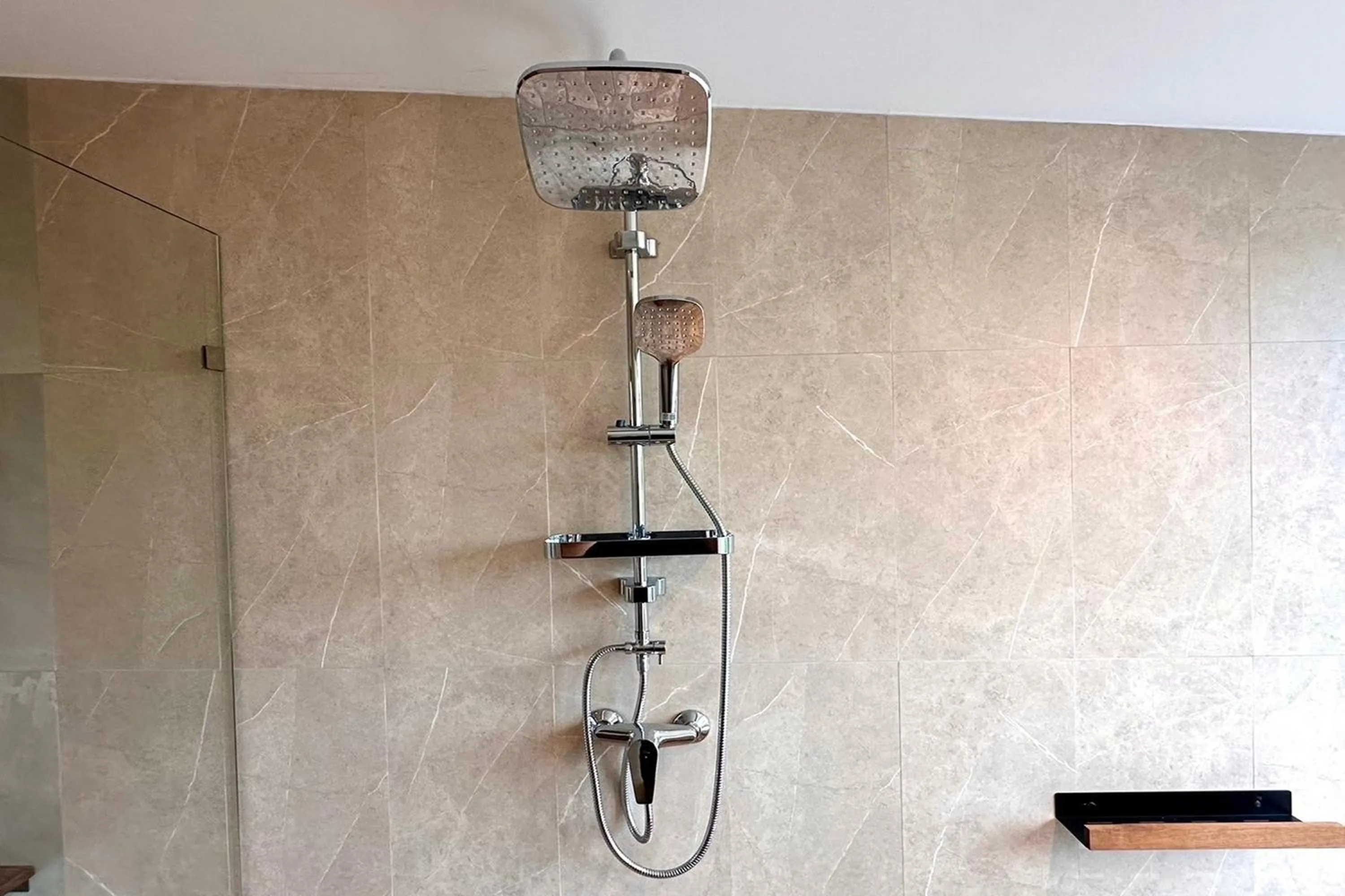 Shower in Nuan Nil Secret Courtyard