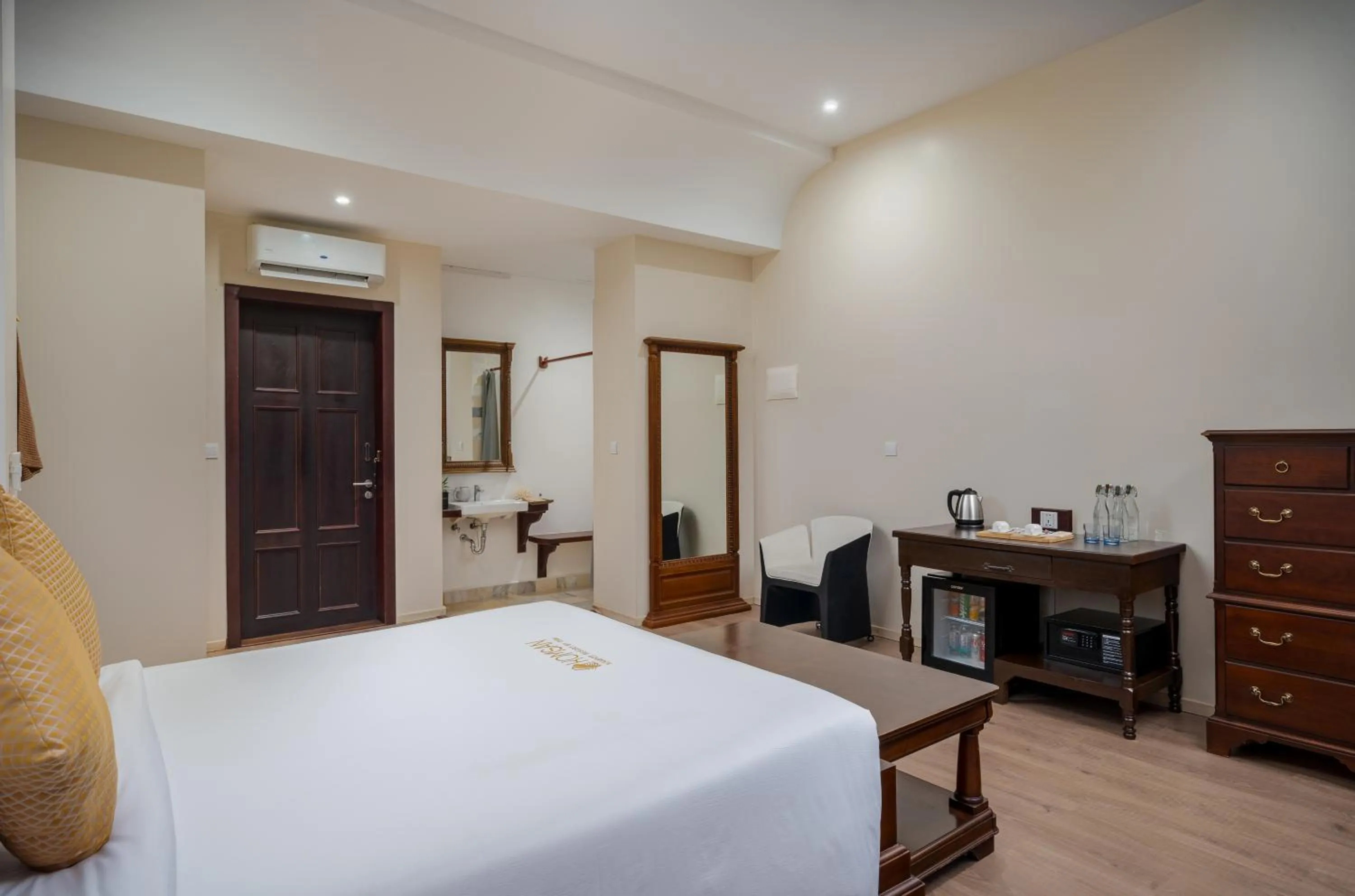 Bed in Komsan Kampot Resort