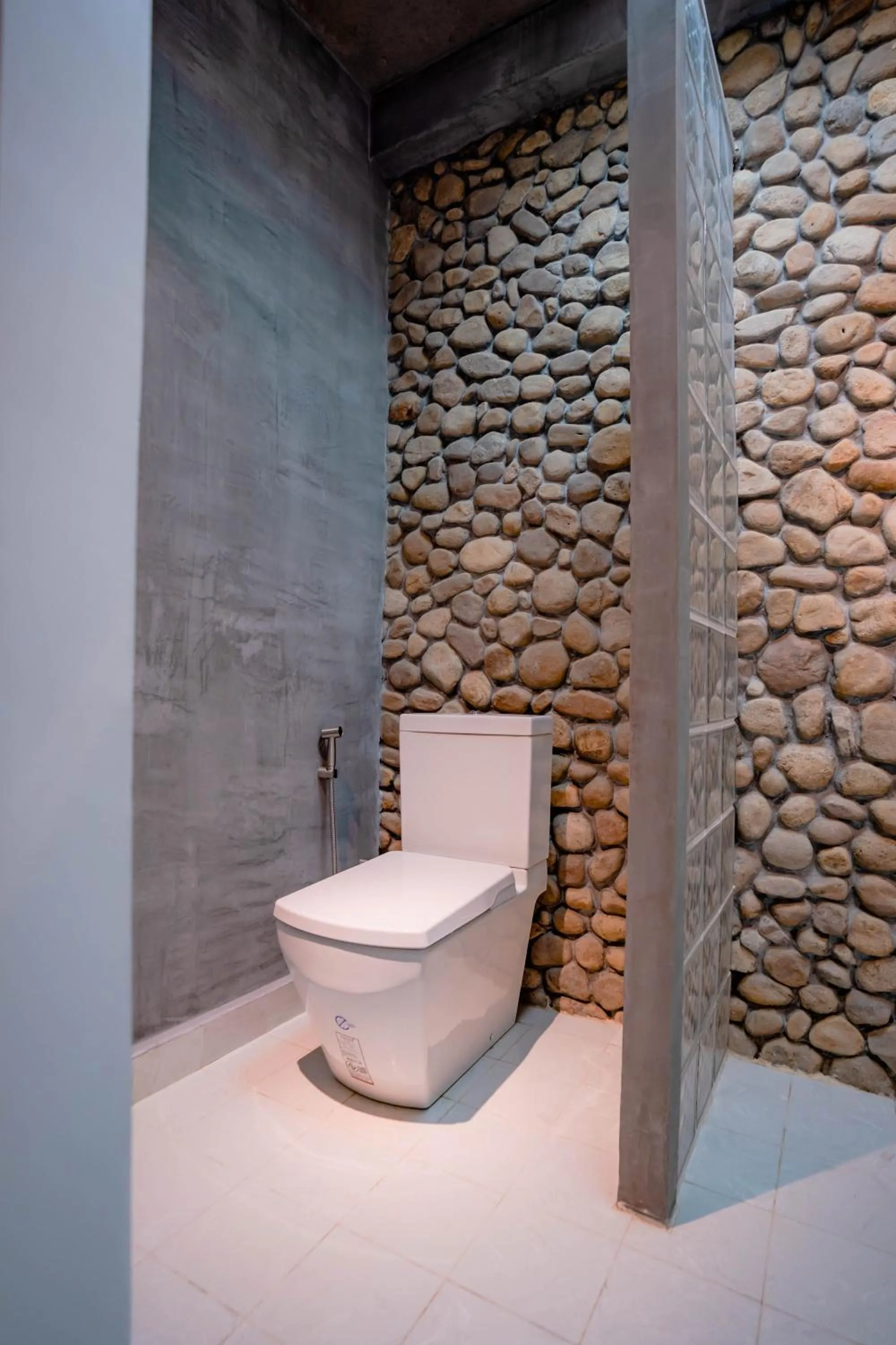 Toilet in Komsan Kampot Resort