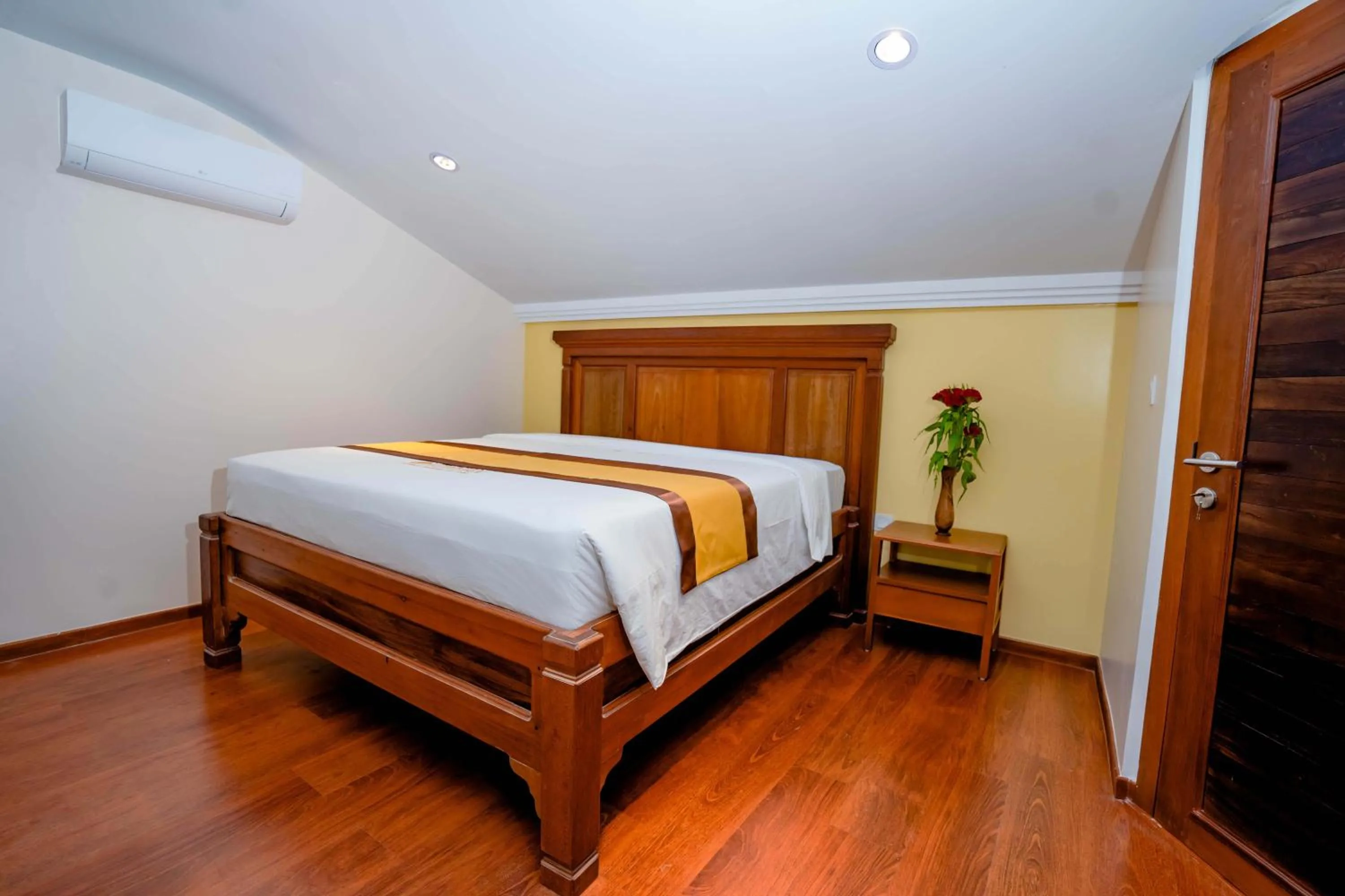 Bed in Komsan Kampot Resort