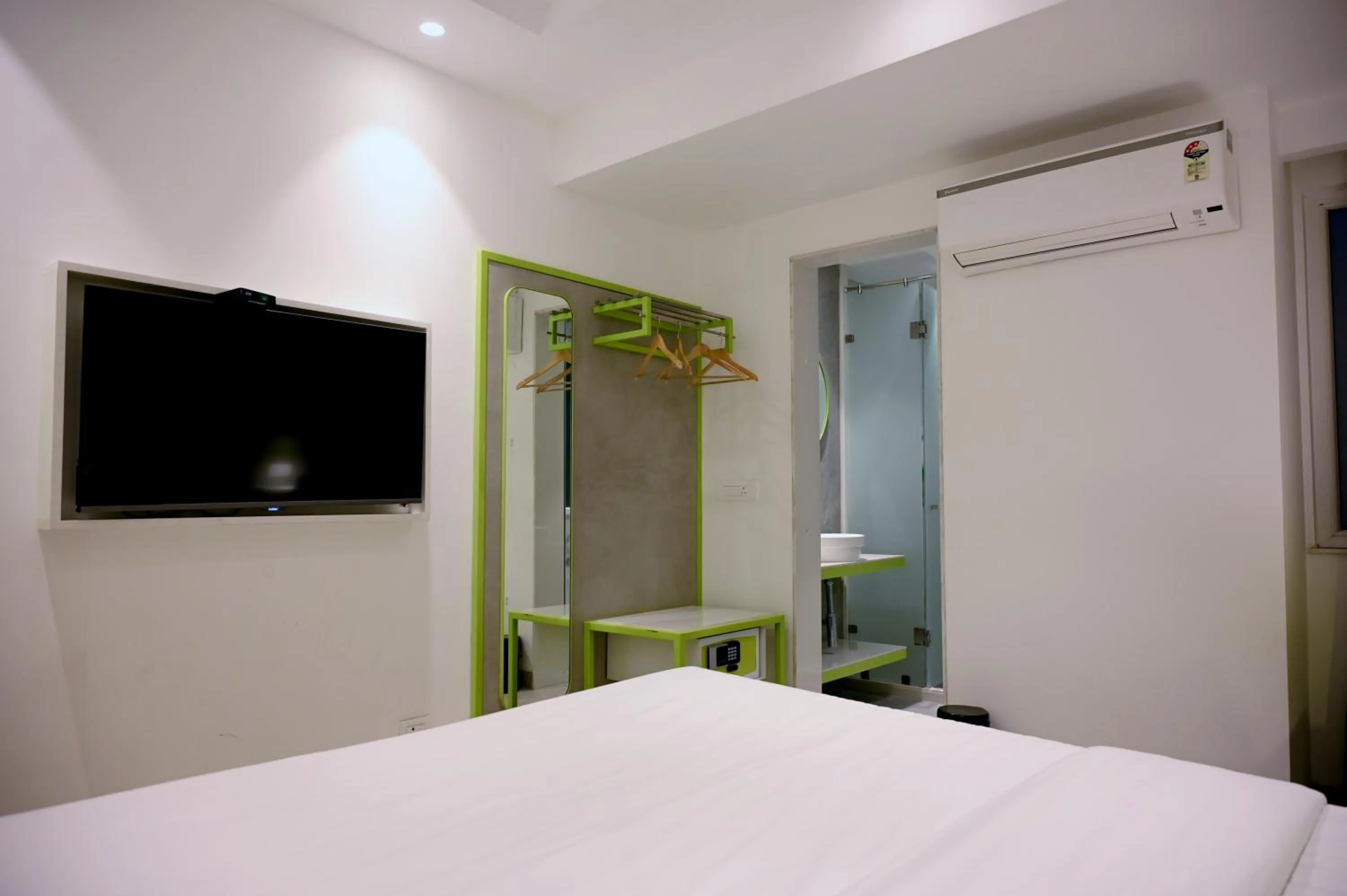 Bed in Hotel Le Roi Express Karol Bagh