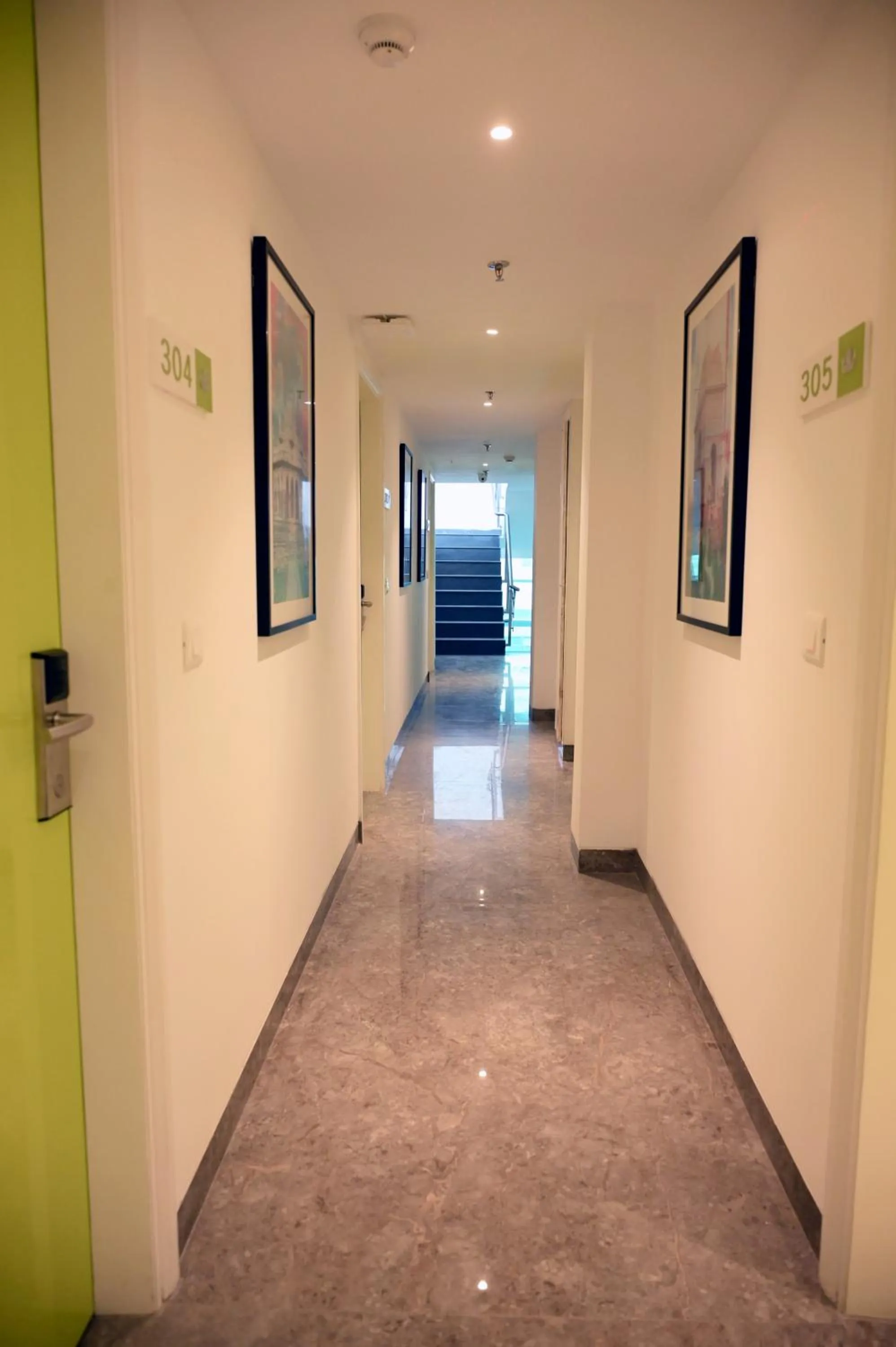 Lobby or reception in Hotel Le Roi Express Karol Bagh