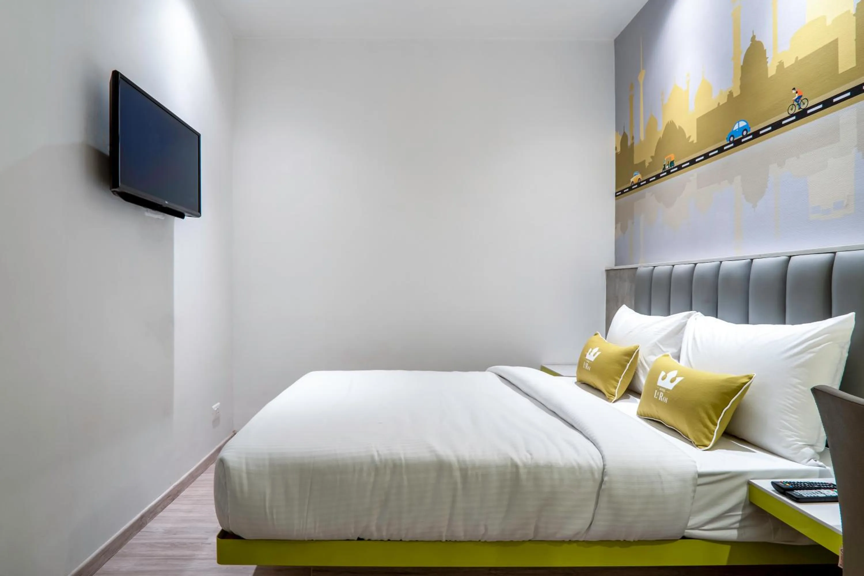 Bed in Hotel Le Roi Express Karol Bagh