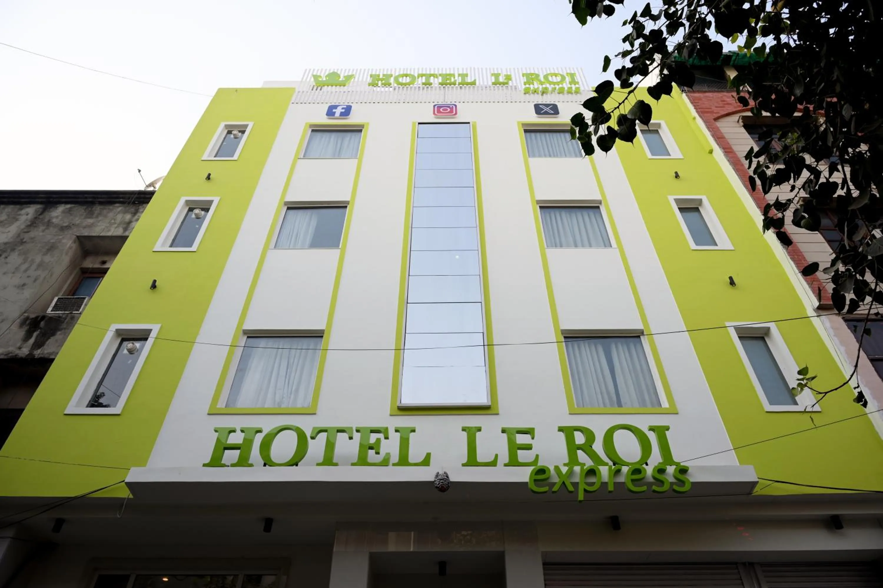 Facade/entrance in Hotel Le Roi Express Karol Bagh