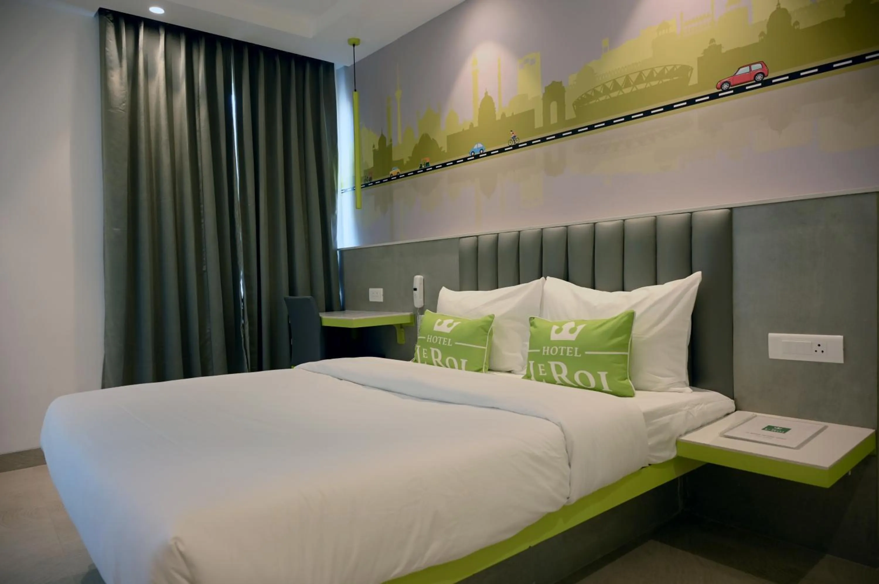 Bed in Hotel Le Roi Express Karol Bagh