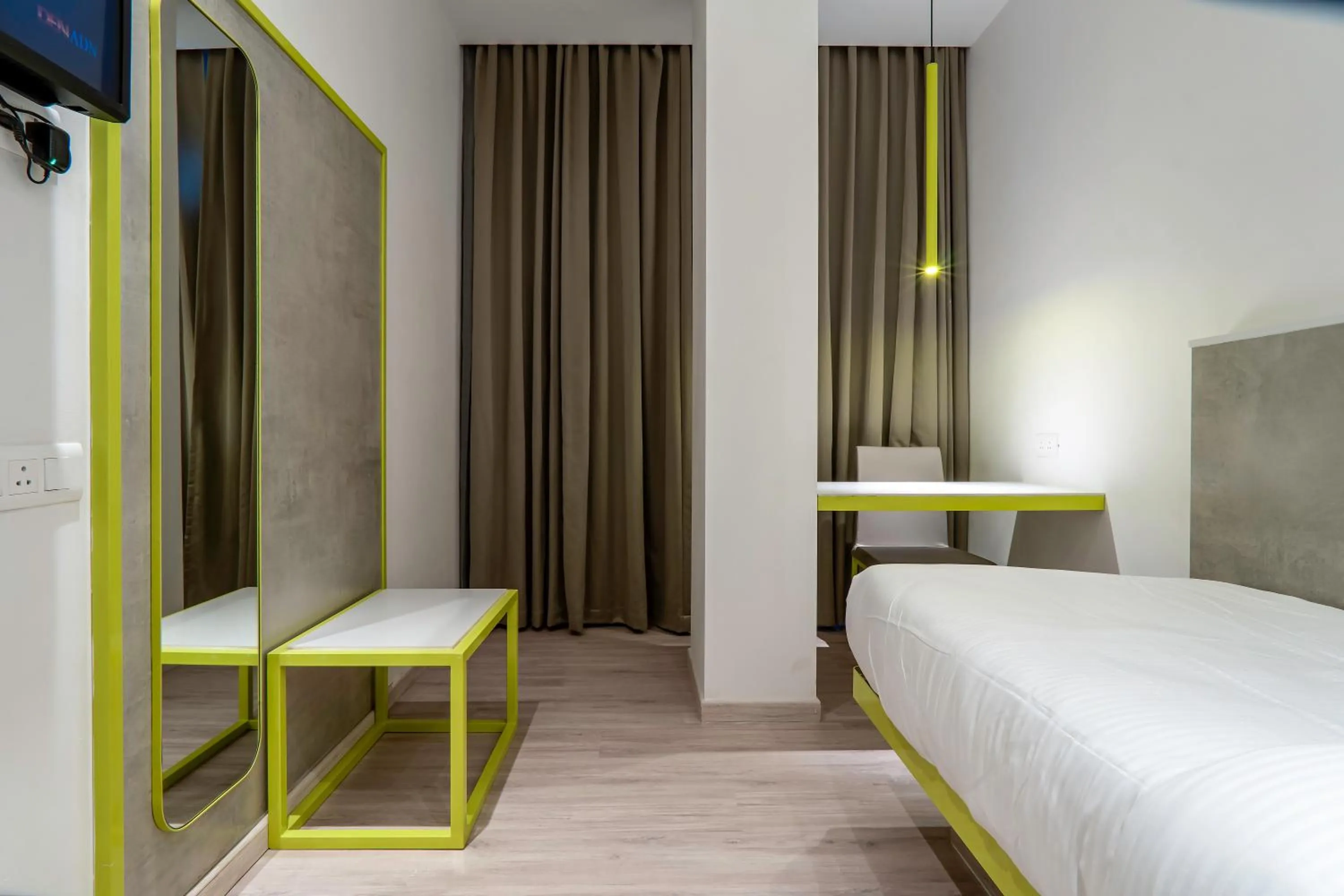 Bed in Hotel Le Roi Express Karol Bagh