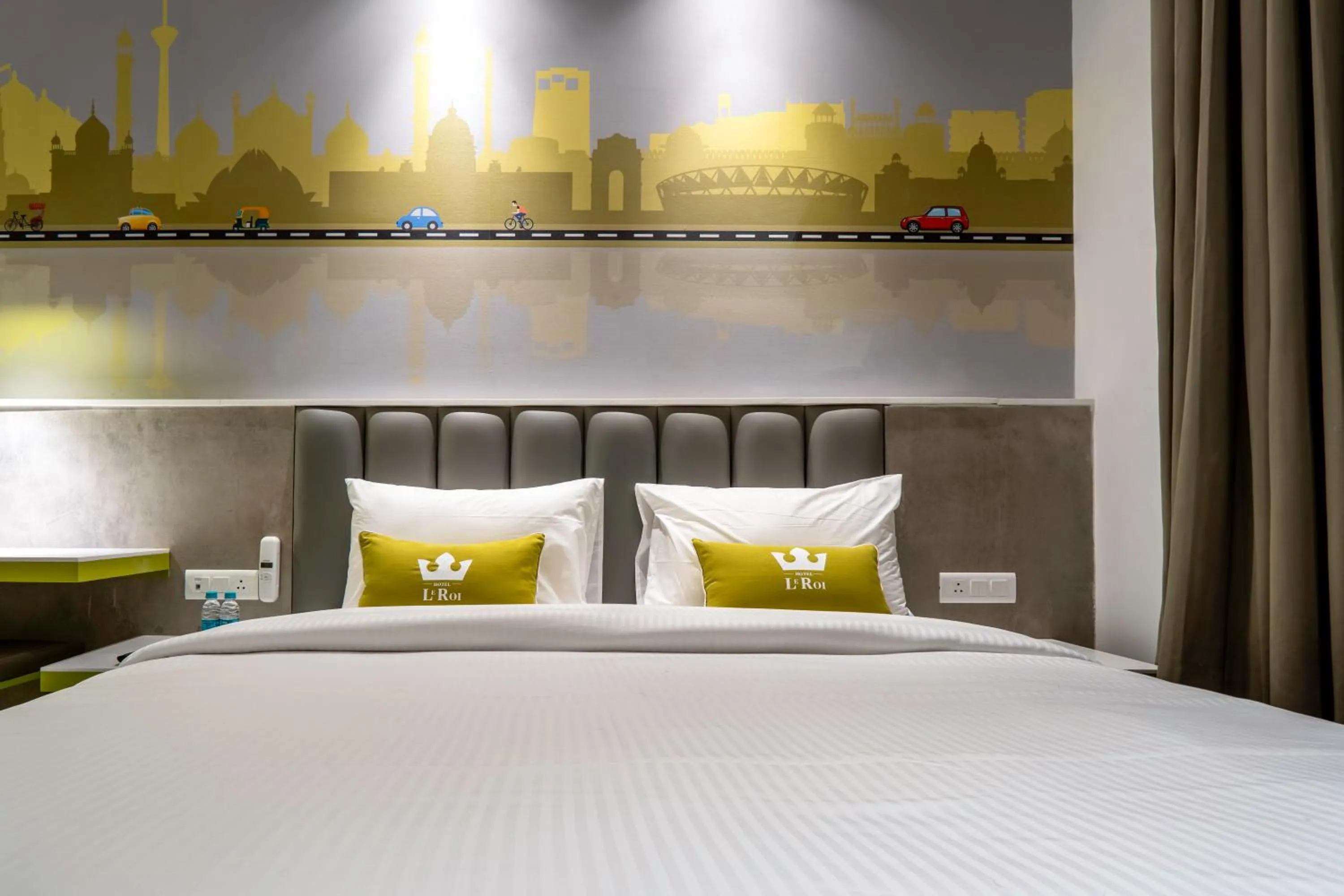 Bed in Hotel Le Roi Express Karol Bagh