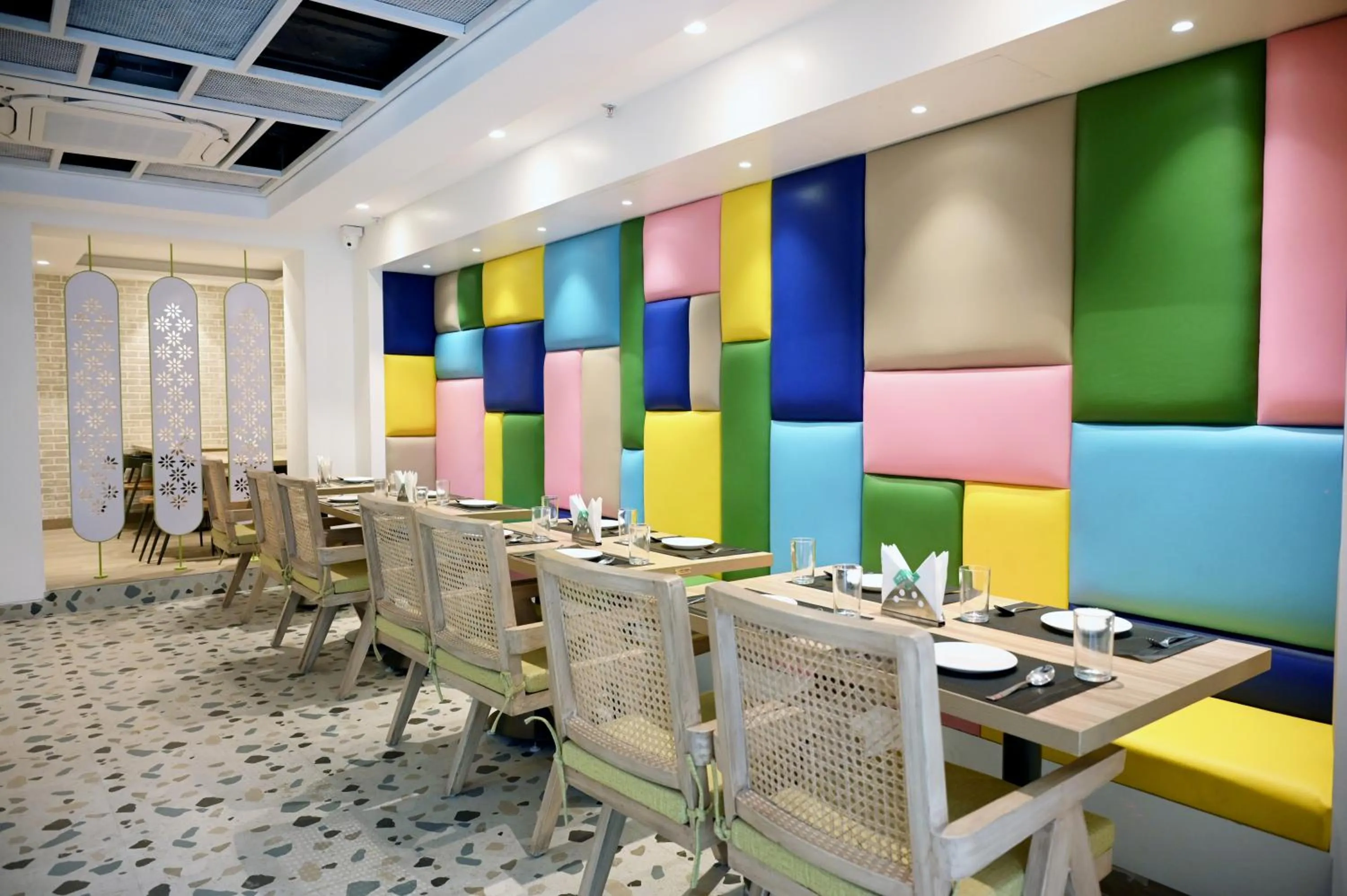 Restaurant/places to eat in Hotel Le Roi Express Karol Bagh