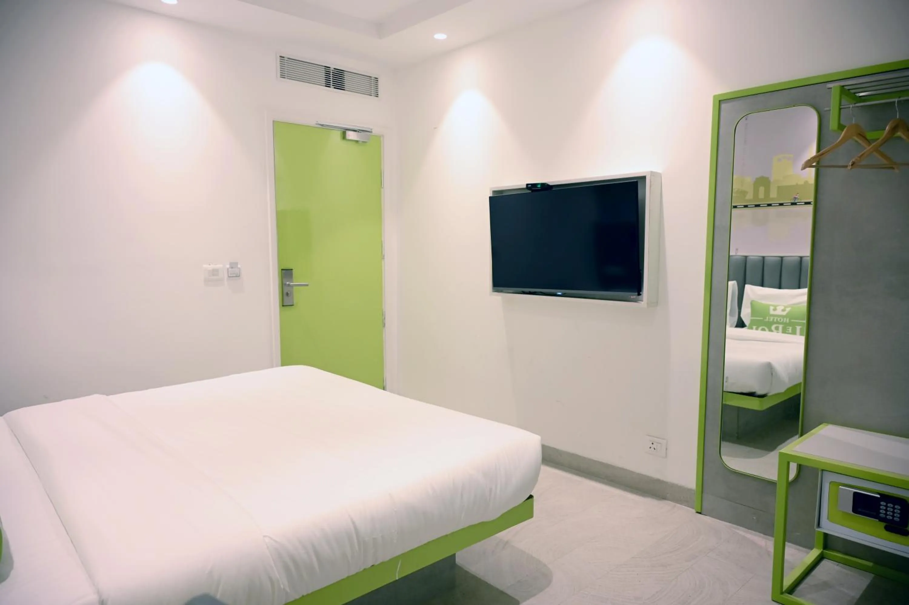 Bed in Hotel Le Roi Express Karol Bagh