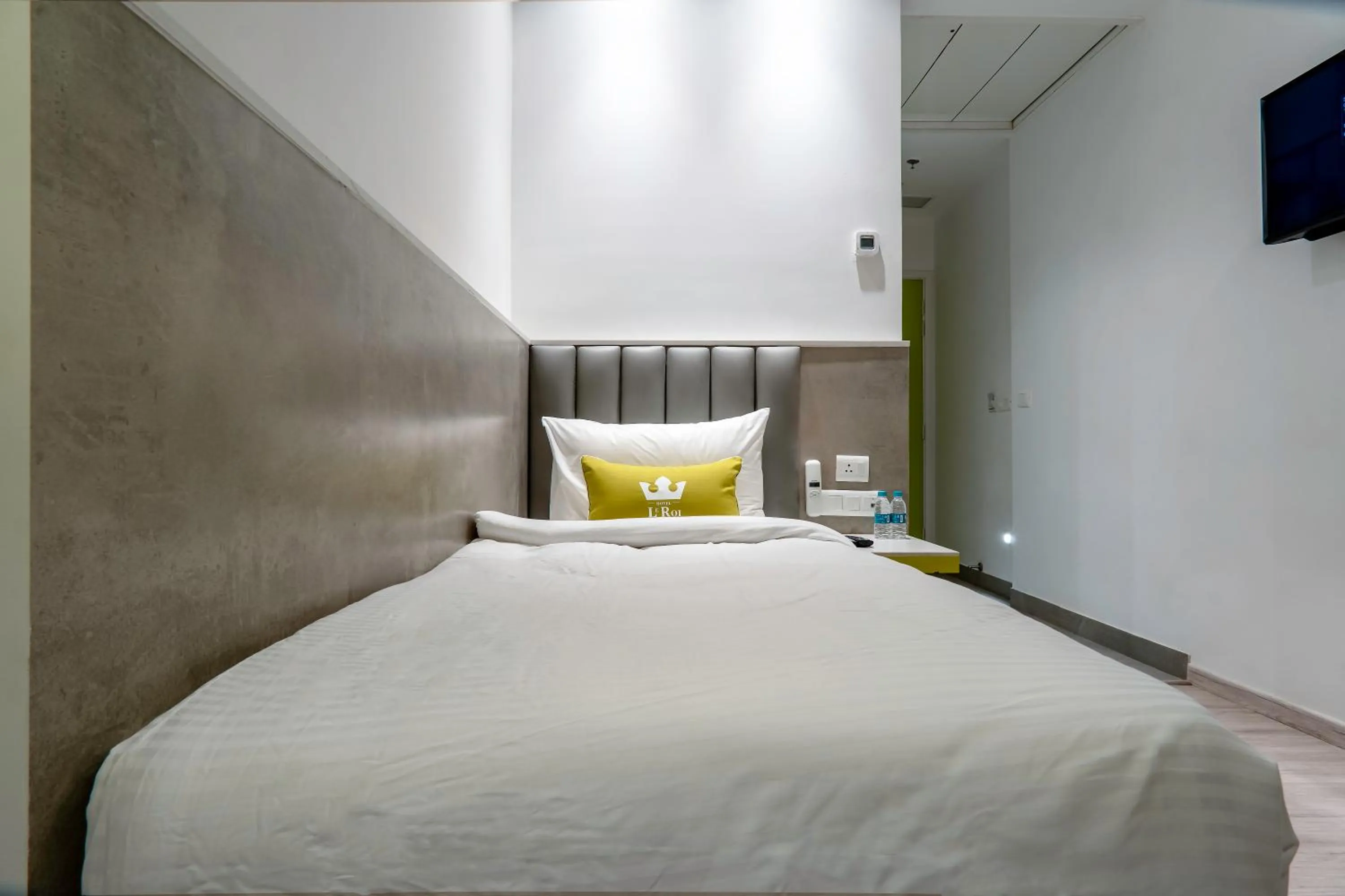 Bed in Hotel Le Roi Express Karol Bagh