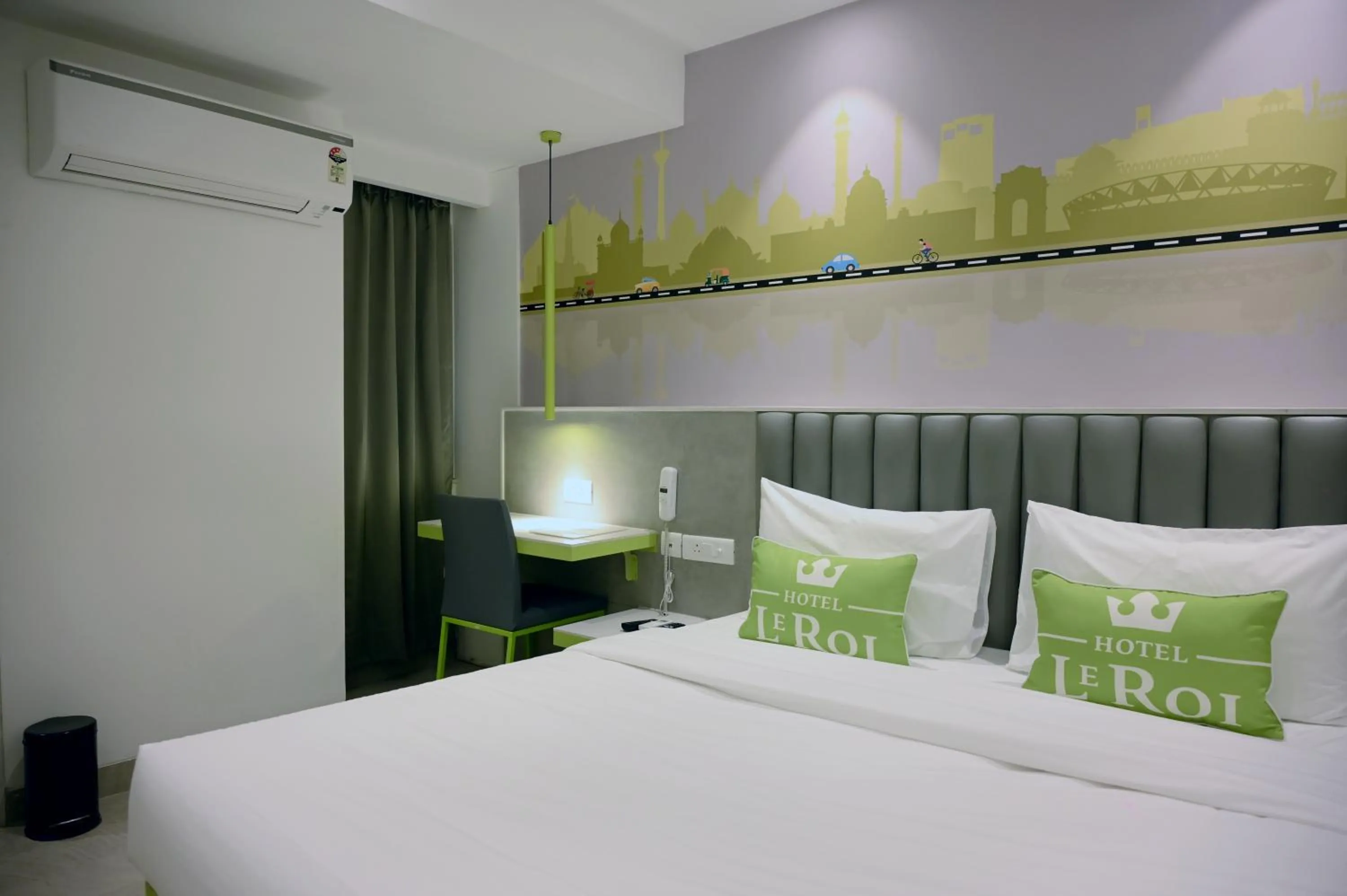 Bed in Hotel Le Roi Express Karol Bagh