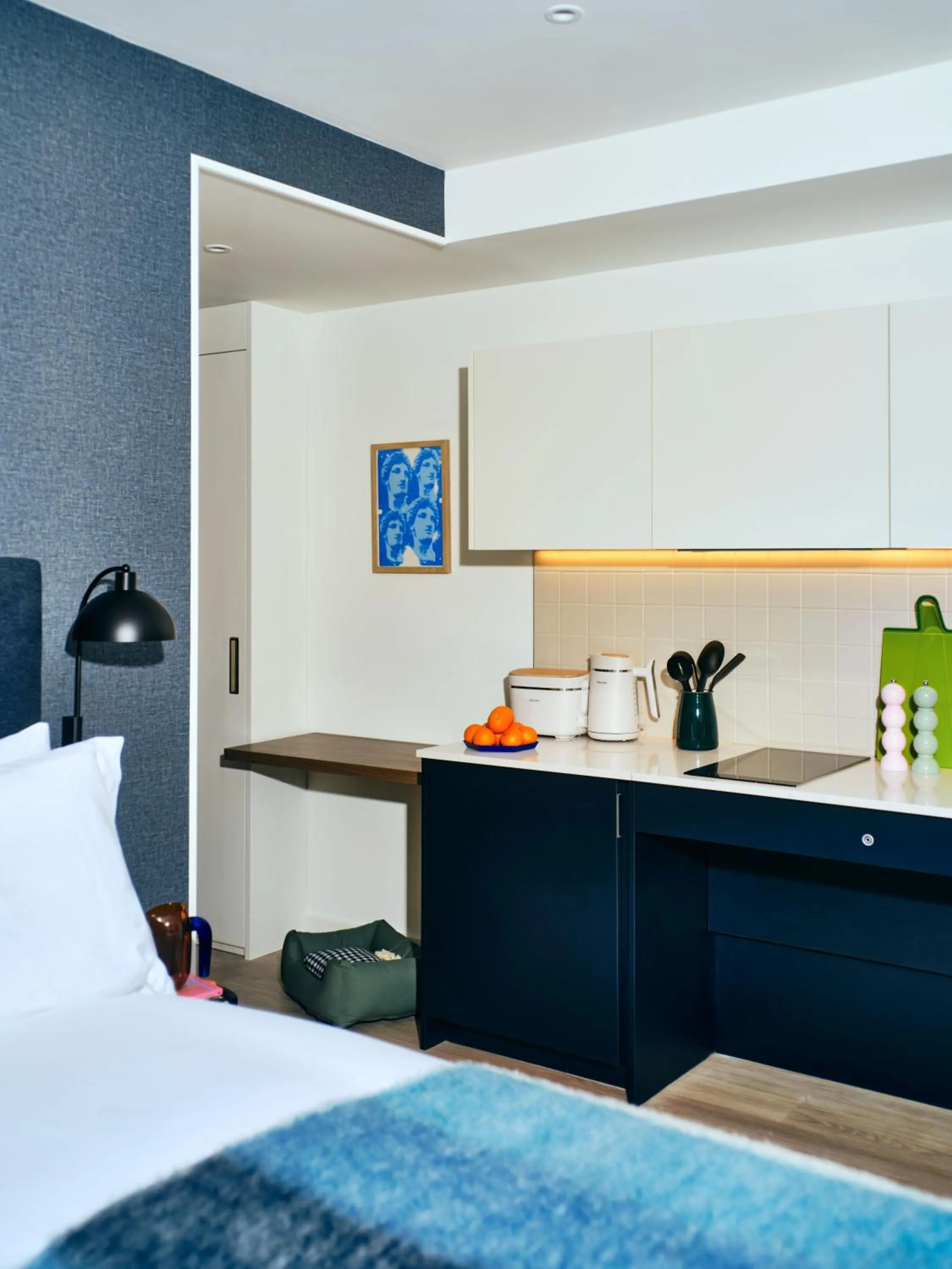 Kitchen or kitchenette, Bed in Vertus Edit Canary Wharf