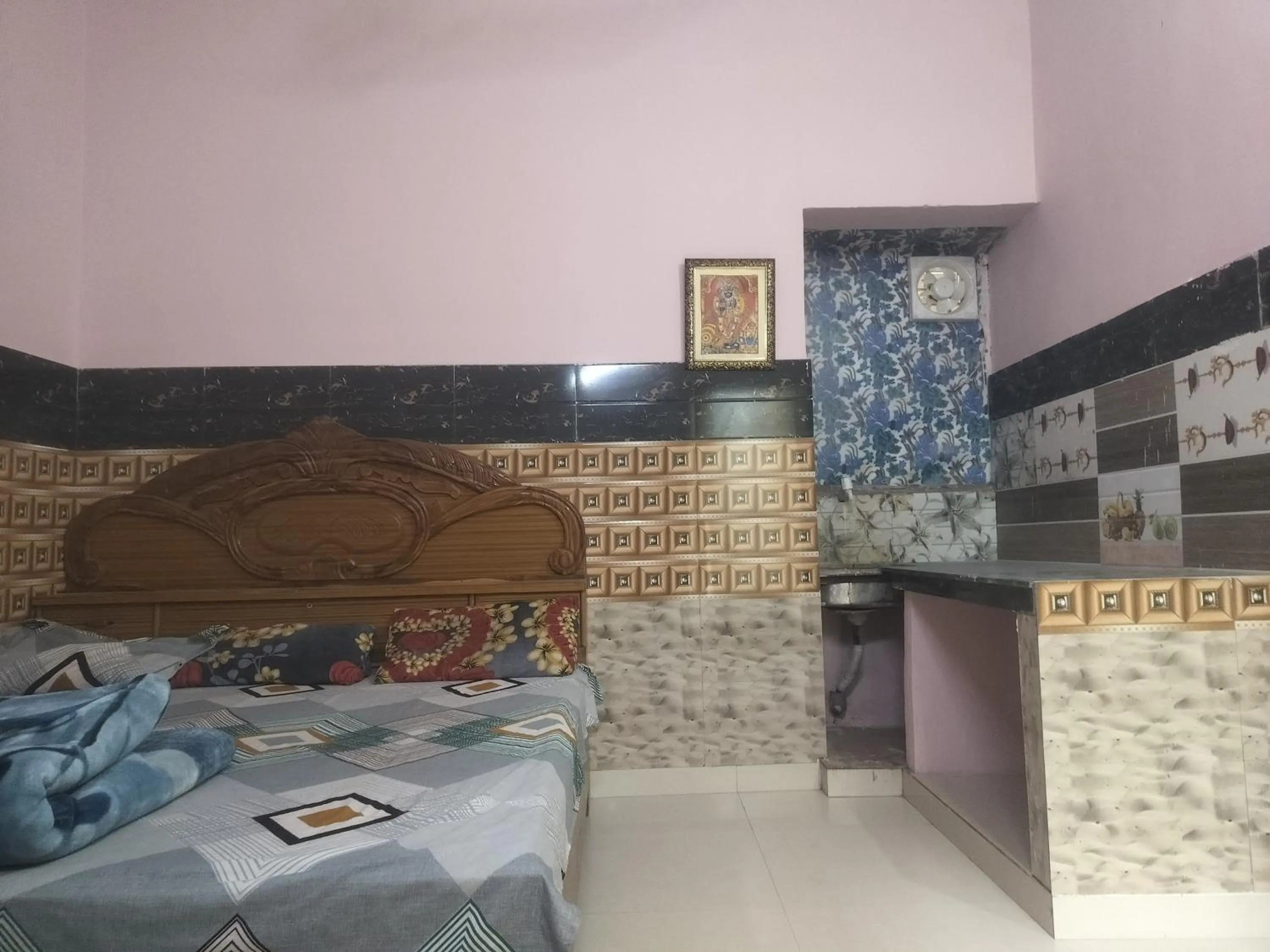 Photo of the whole room, Bed in Shri Krishna Kunj homestay