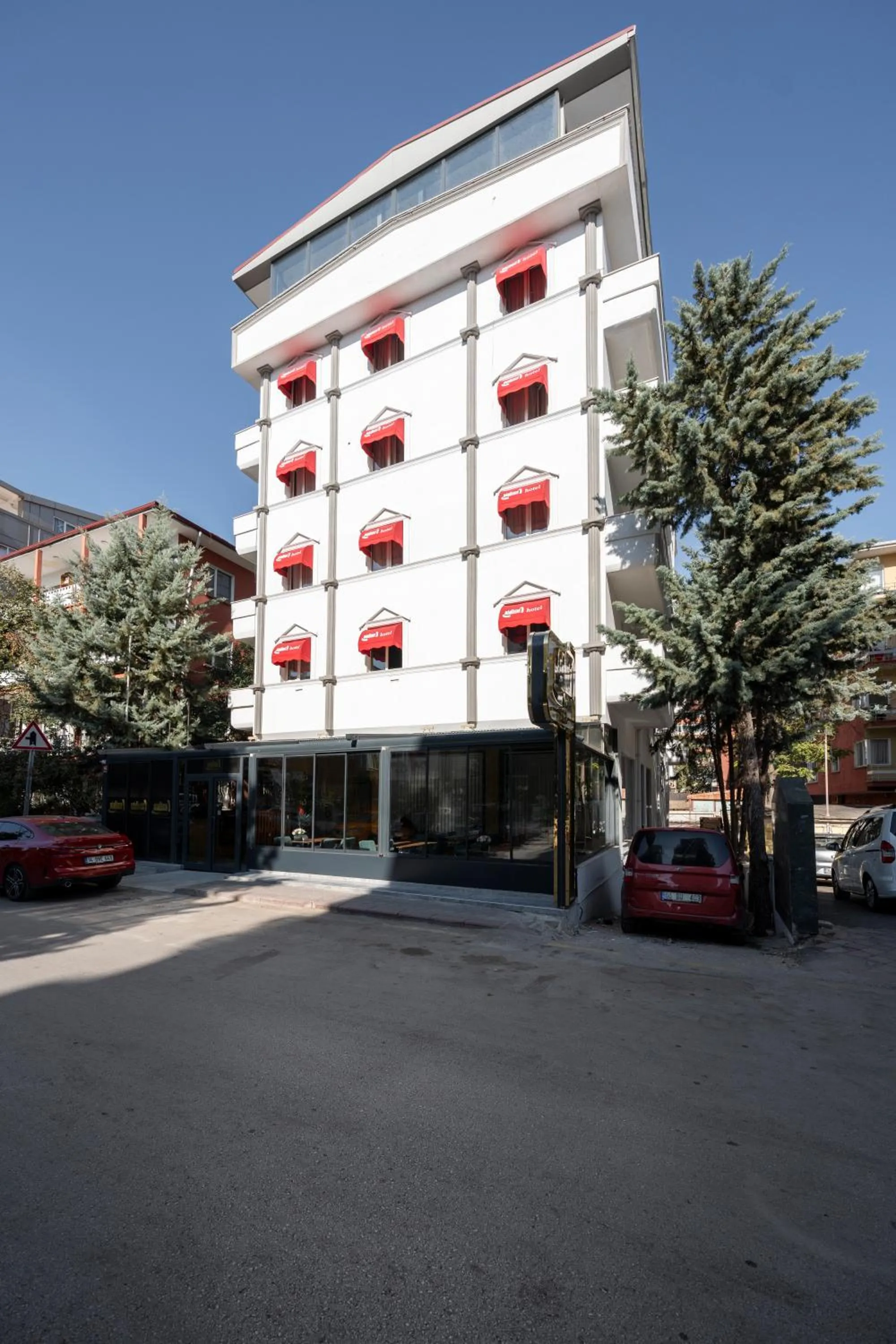 Parking in Maltepe MANHATTAN OTEL