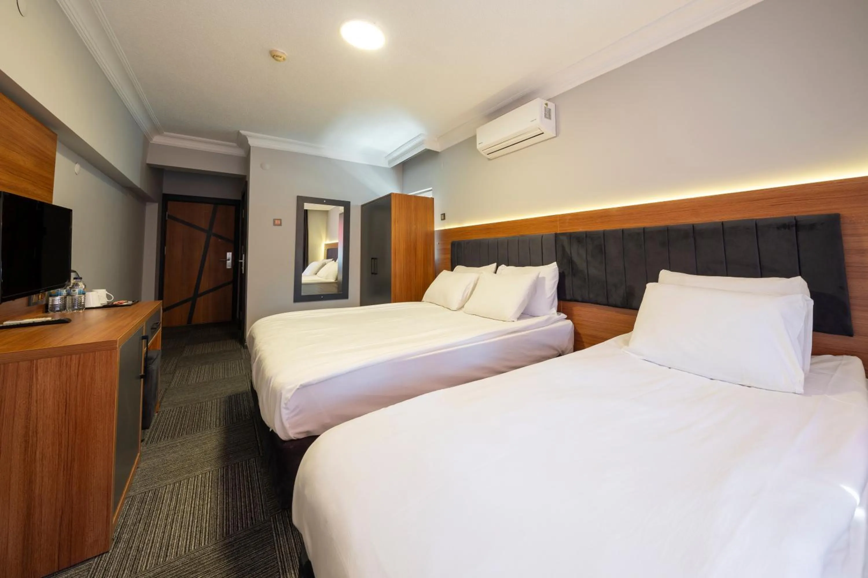 Photo of the whole room, Bed in Maltepe MANHATTAN OTEL